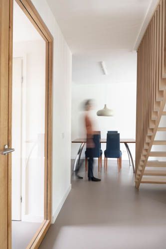 Een wazige foto van een persoon die in een gang naast een trap staat.