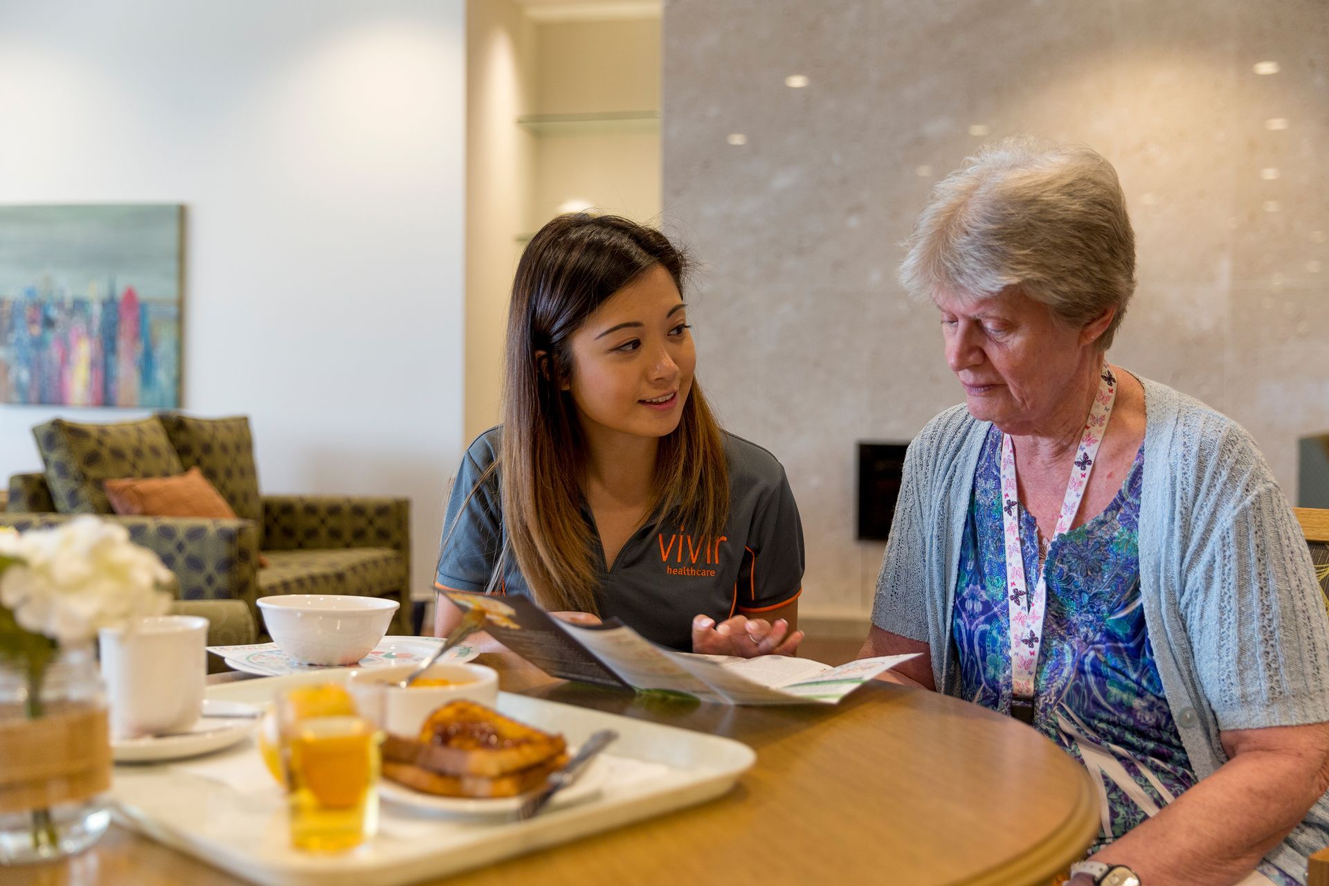 Vivir Healthcare Dietitian with a client at her home providing nutritional advice