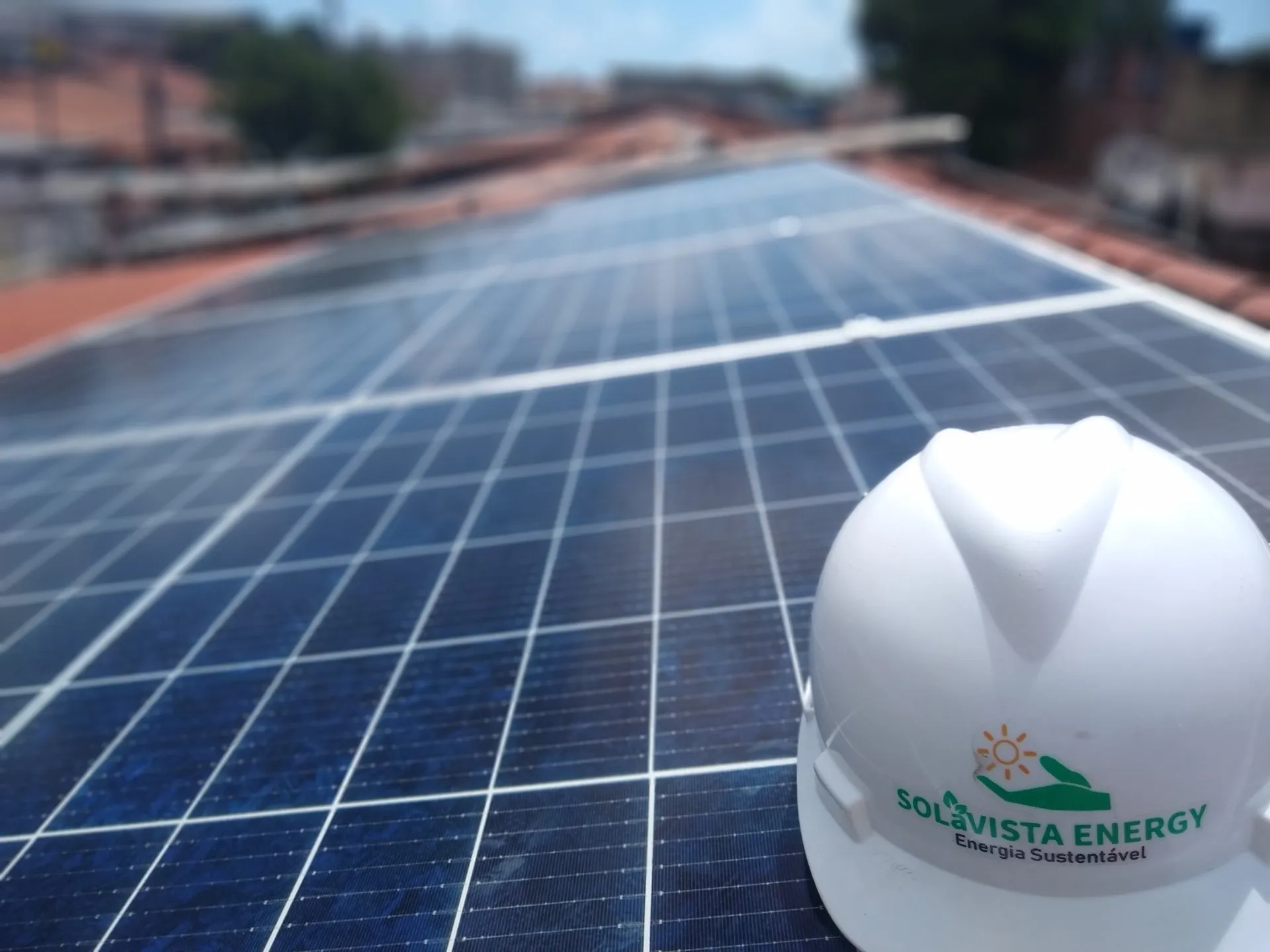 Sistema instalado no bairro de Rio doce, Olinda-PE. Composto por 04 módulos Solar Fotovoltaico de potência 400 W e 01 Micro inversor APSystems-QS1.