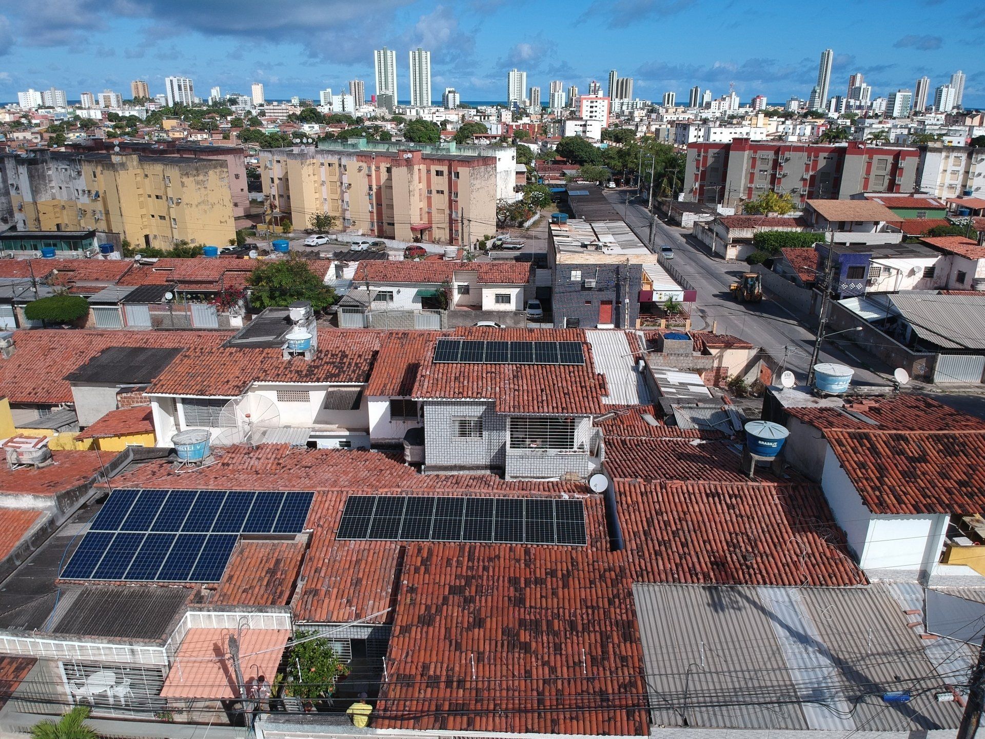 Sistema instalado no bairro de Jardim Atlântico, Olinda-PE. Composto por 14 módulos Solar Fotovoltaico de potência 385Wp e Micro inversor. Com plataforma para monitoramento Online nivel módulo a módulo.