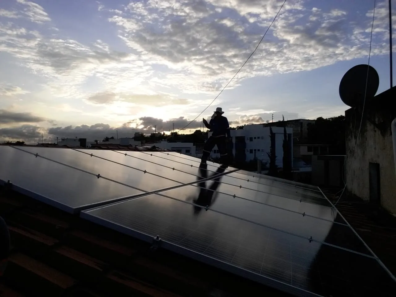 Sistema realizado no bairro, Vitória de Sto Antão-PE. Composto por 28 módulos Solar Fotovoltaico de potência 330 W e 07 Micro inversores APSystems-YC1000. Com Plataforma para monitoramento Online.