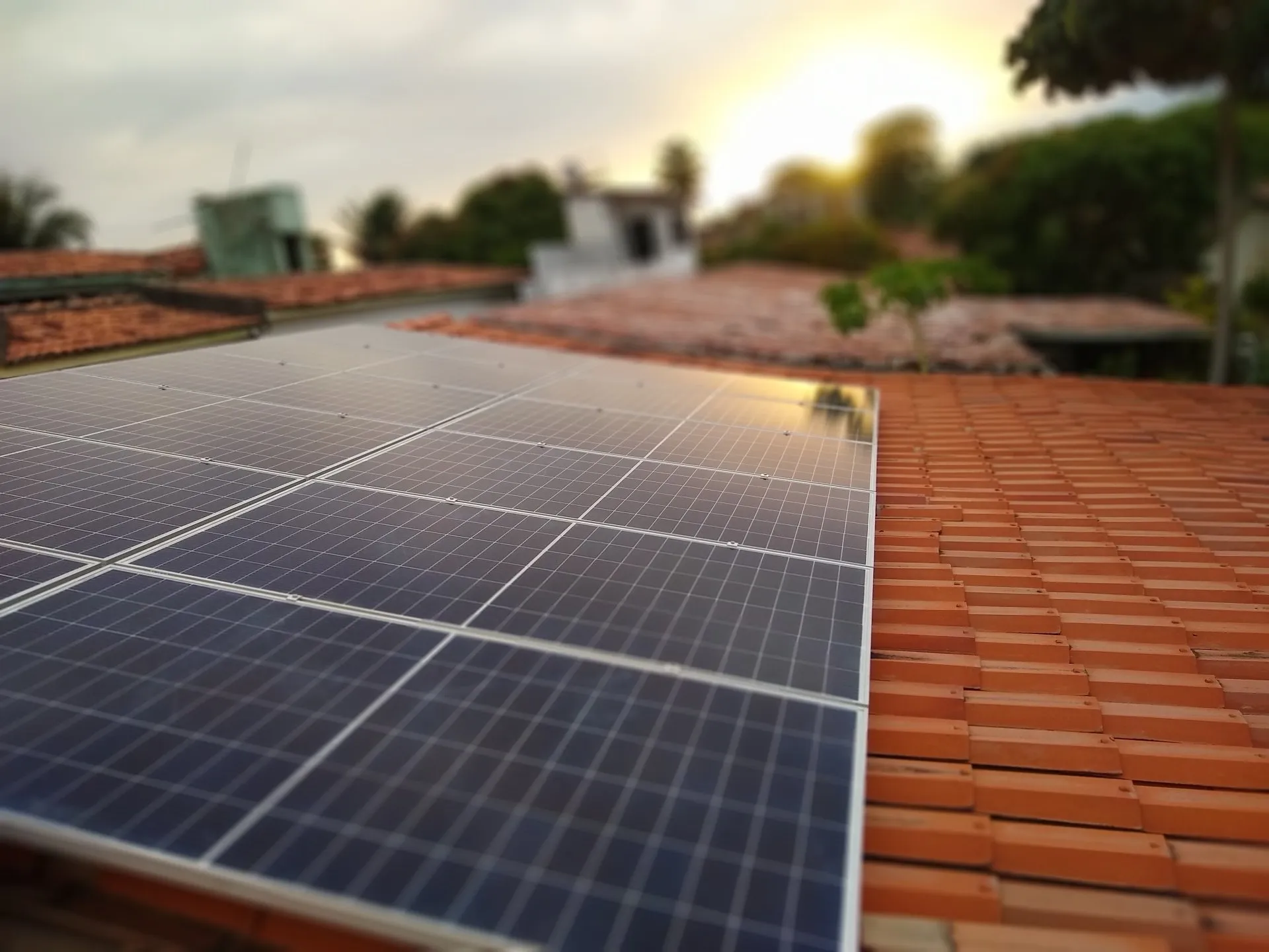 Sistema instalado no município de Paulista-PE. Composto por 12 módulos Solar Fotovoltaico de potência 410W e 03 Micro inversores. Com plataforma para monitoramento Online nível módulo a módulo.