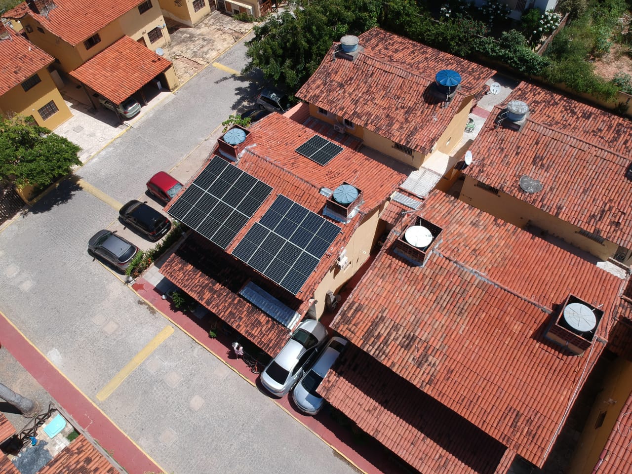 Sistema instalado no bairro do Pau Amarelo - PE. Composto por 10 módulos Solar Fotovoltaico de potência 435W e 03 Micro inversor APSystems QS1. Com plataforma para monitoramento Online nivel módulo a módulo.