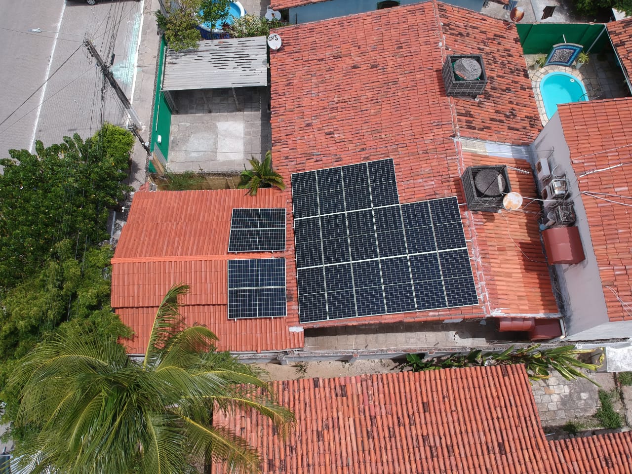 Sistema realizado no bairro, JANGA-PE. Composto por 20 módulos Solar Fotovoltaico de potência 435W e 05 Micro inversores APSystems. Com Plataforma para monitoramento Online.