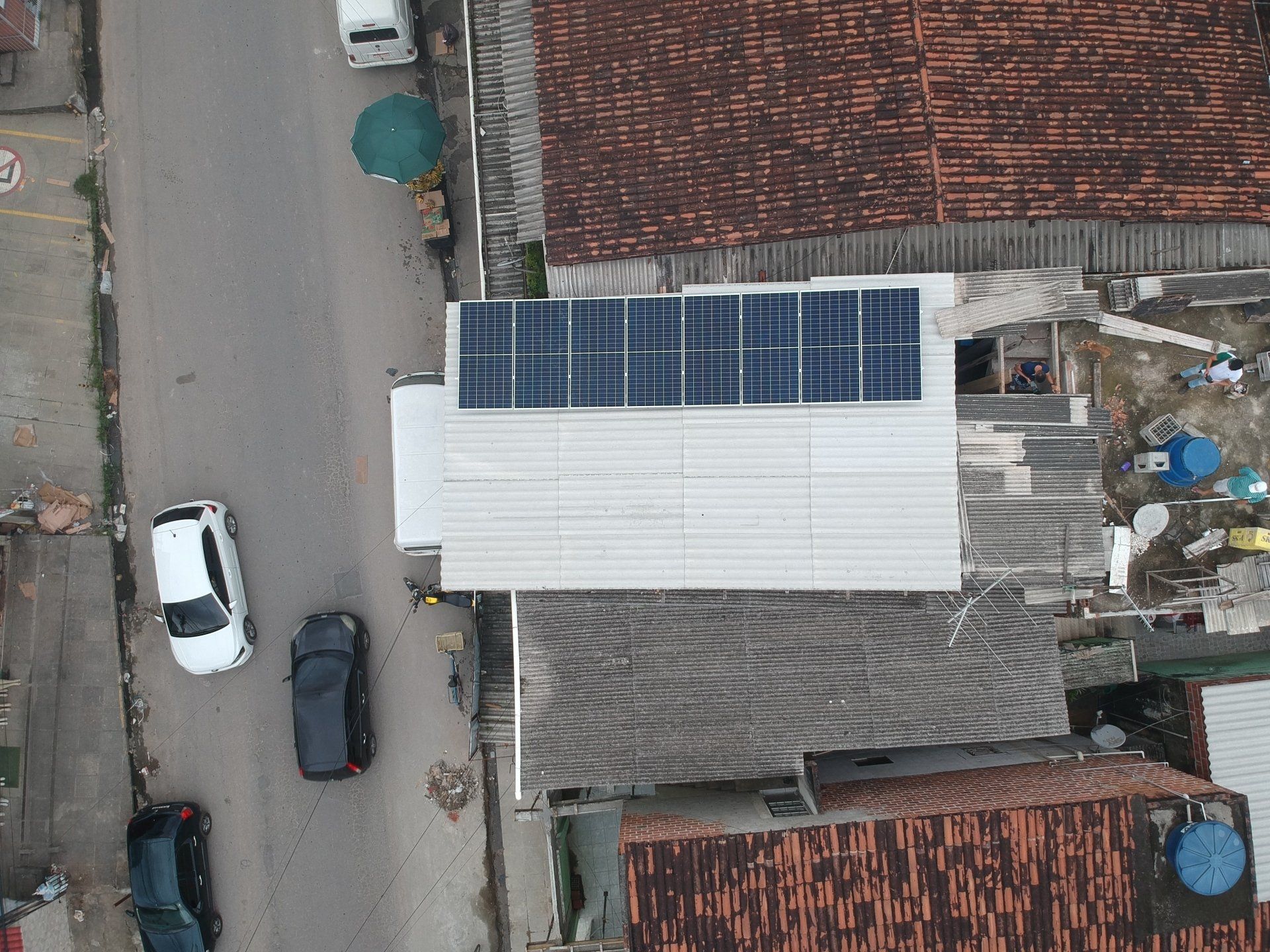Sistema instalado no bairro de Aguas compridas, Olinda-PE. Composto por 08 módulos Solar Fotovoltaico de potência 335Wp e 04 Micro inversor APSystems. Com plataforma para monitoramento Online nivel módulo a módulo.