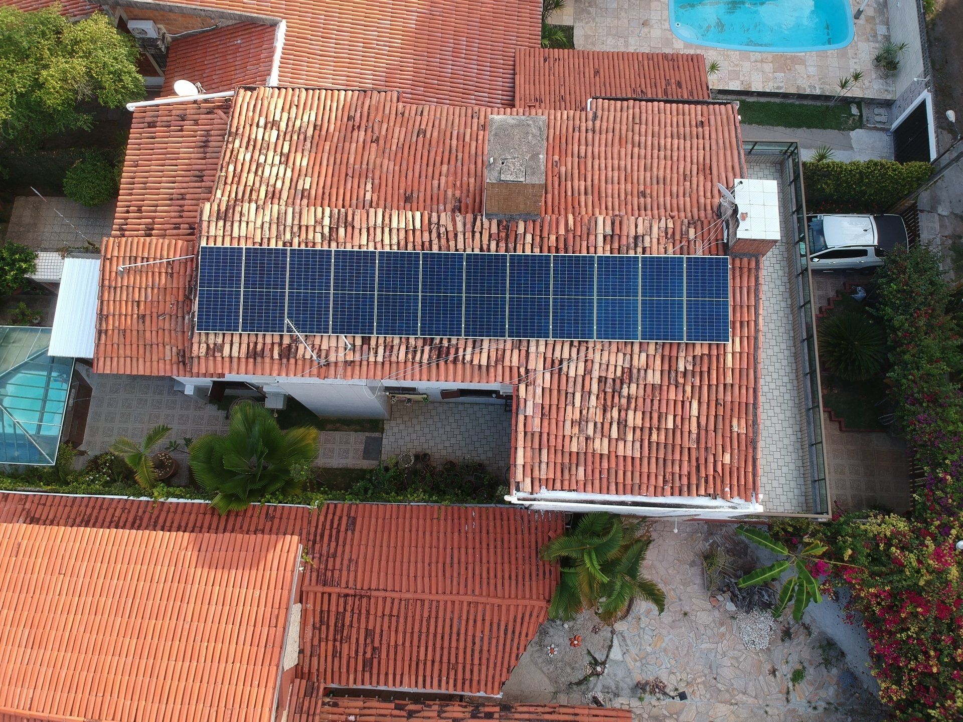 Sistema realizado no Maria Farinha, - Paulista/PE. Composto por 12 módulos Solar Fotovoltaico de potência 415W e 03 Micro inversores Apsystems. Com Plataforma para monitoramento Online.