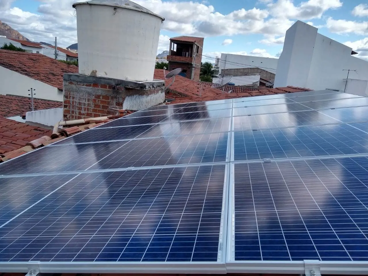 Sistema instalado no município de Serra Talhada-PE. Composto por 24 módulos Solar Fotovoltaico de potência 340 W. Com plataforma para monitoramento online.