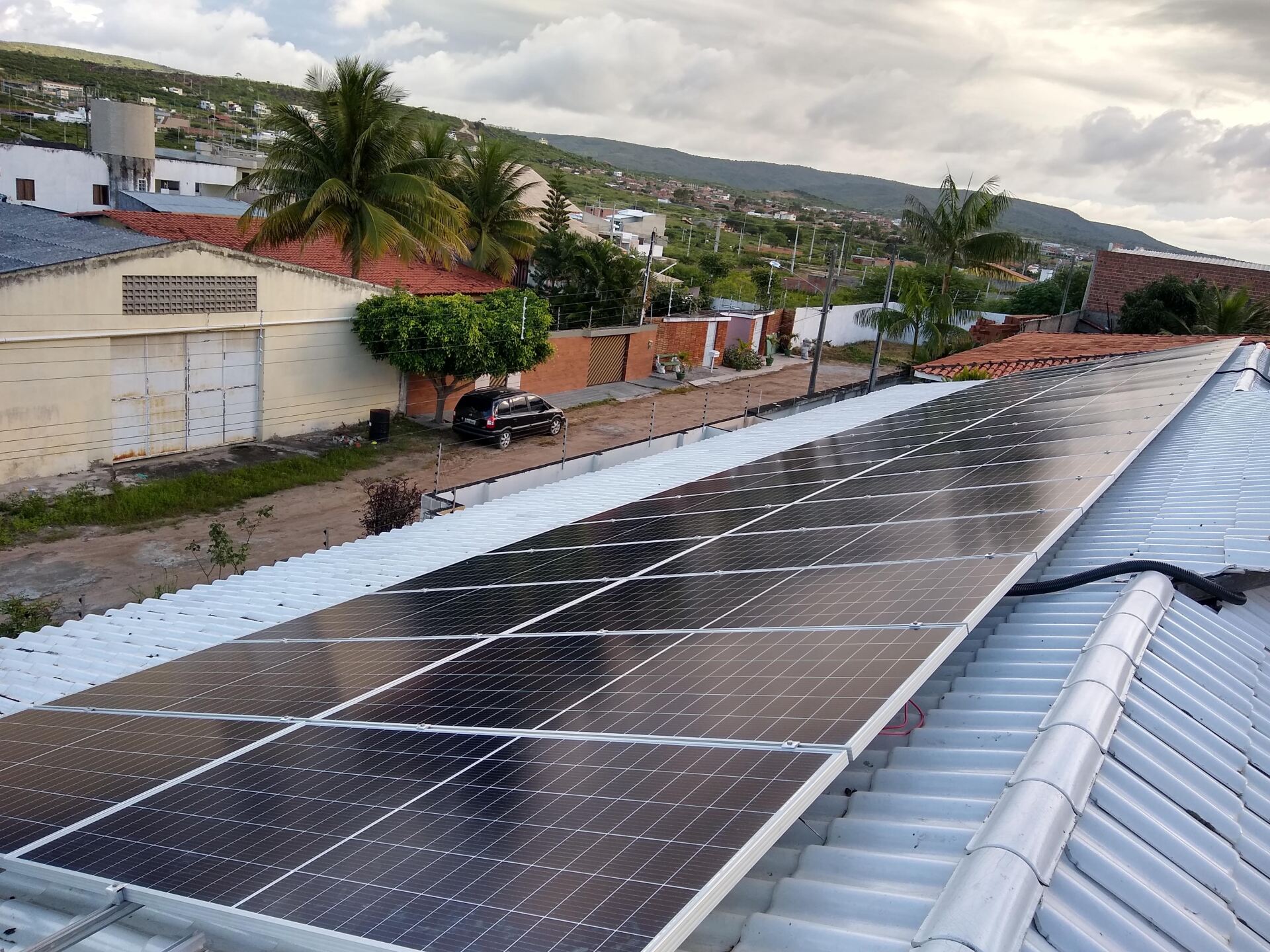 Sistema instalado no municipio de Bezerros-PE. Composto por 68 módulos Solar Fotovoltaico de potência 405Wp. Com plataforma para monitoramento Online.