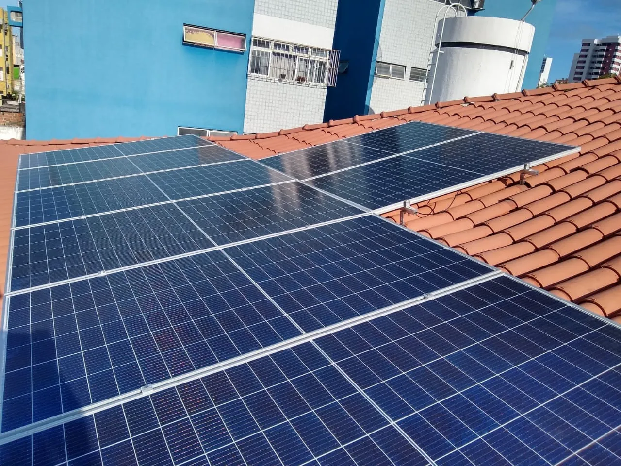 Sistema instalado no município de Jaboatão dos Guararapes-PE. Composto por 18 módulos Solar Fotovoltaico de potência 410W e 05 Micro inversores. Com plataforma para monitoramento Online nível módulo a módulo.