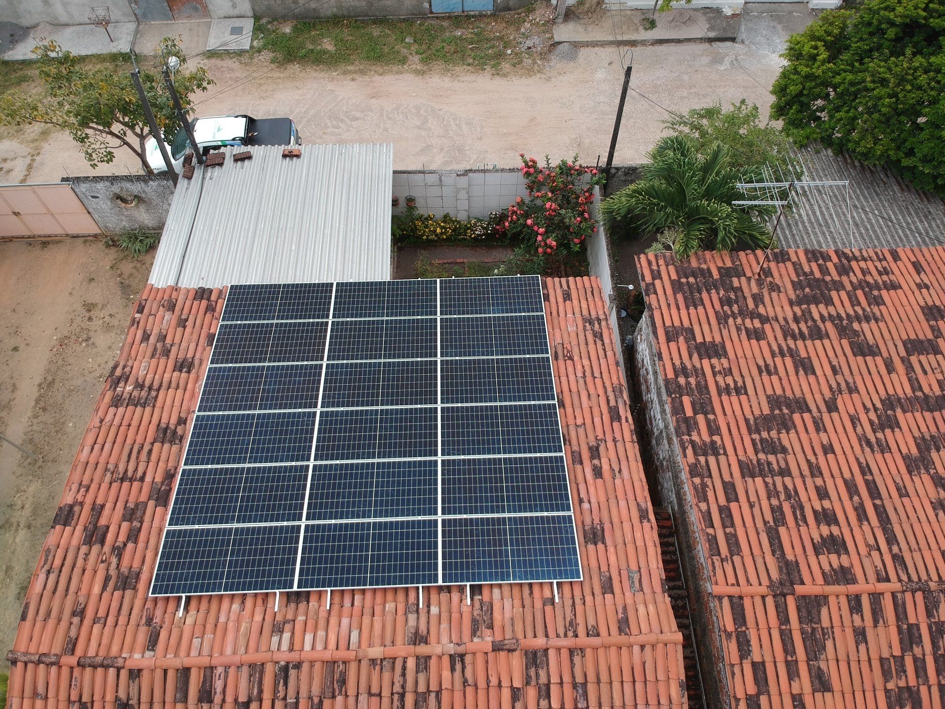 Sistema instalado no bairro de Maranguape II, Paulista-PE. Composto por 18 módulos Solar Fotovoltaico de potência 425Wp e Micro inversor APSystems. Com plataforma para monitoramento Online nivel módulo a módulo.