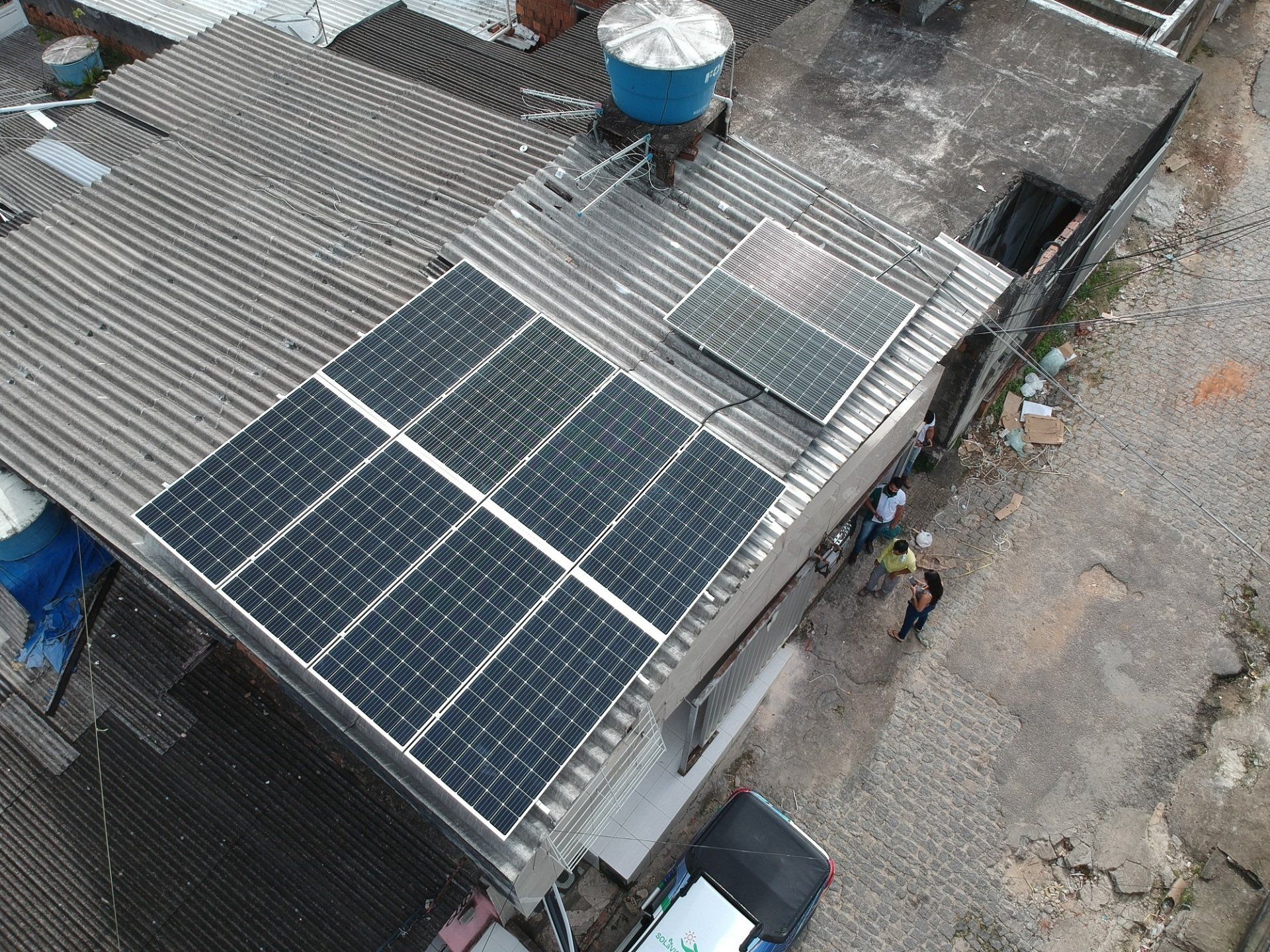 Sistema instalado no bairro de Aguas compridas, Olinda-PE. Composto por 10 módulos Solar Fotovoltaico de potência 375Wp e Micro inversor. Com plataforma para monitoramento Online nivel módulo a módulo.