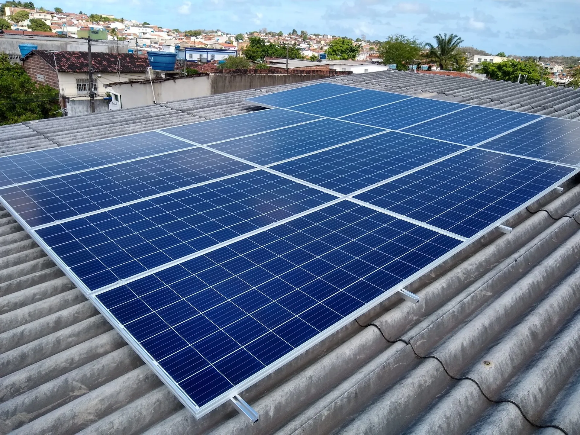 Sistema instalado no bairro Maranguape II, Paulista-PE. Composto por 14 módulos Solar Fotovoltaico de potência 330 W e 05 Micro inversor APSystems-QS1.