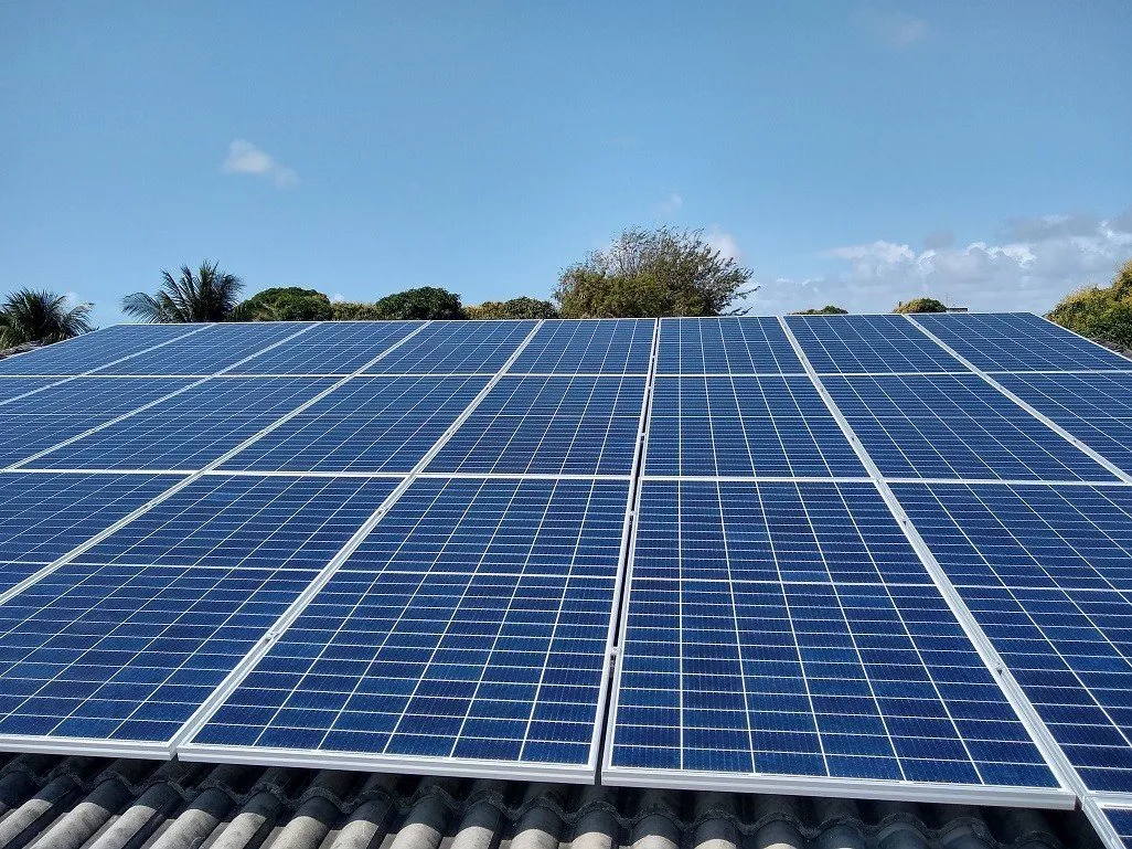 Sistema realizado no bairro do Janga, Paulista-PE. Composto por 30 módulos Solar Fotovoltaico de potência 400 W e 15 Otimizadores de potência SolarEdge. Com plataforma para monitoramento Online