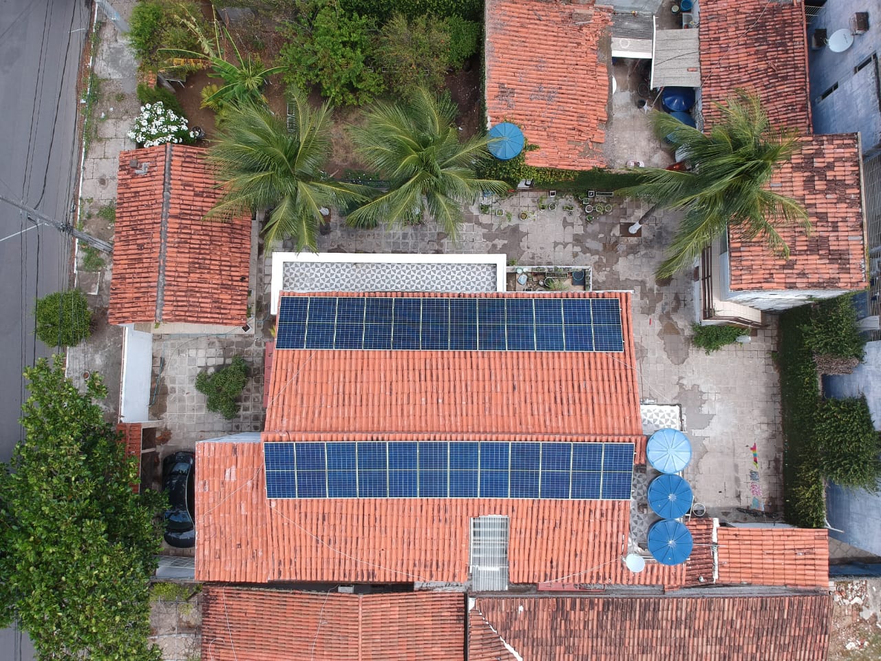 Sistema instalado no bairro Jardin Atlantico, Olinda-PE. Composto por 24 módulos Solar Fotovoltaico de potência 415W e 06 Micro inversores APSystems-YC1000. Com plataforma para monitoramento Online