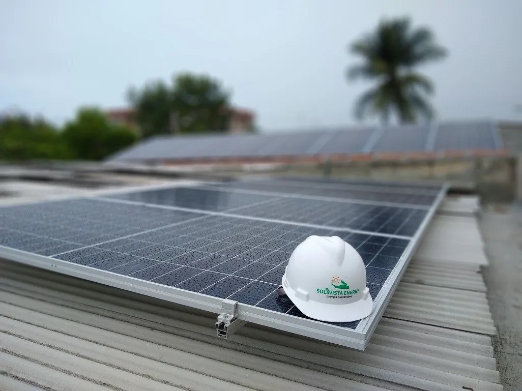 Sistema instalado no bairro Janga, Paulista-PE. Composto por 12 módulos Solar Fotovoltaico de potência 400W e 03 Micro inversor APSystems-QS1. Com plataforma para monitoramento Online nível módulo a módulo.