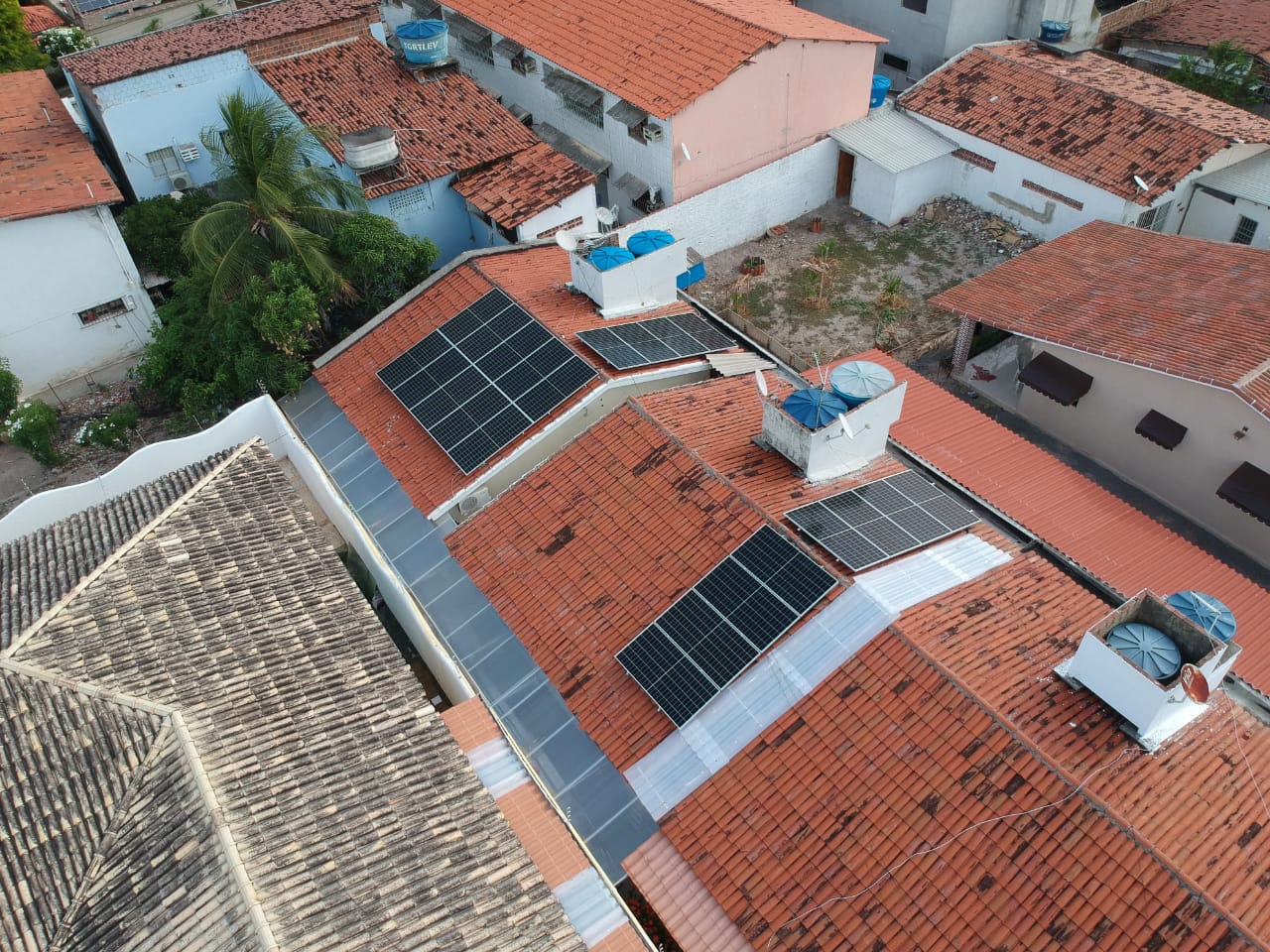 Sistema realizado no bairro, Nossa Senhora do Ó - Paulista/PE. Composto por 14 módulos Solar Fotovoltaico de potência 430W e 04 Micro inversores APSystems. Com Plataforma para monitoramento Online.