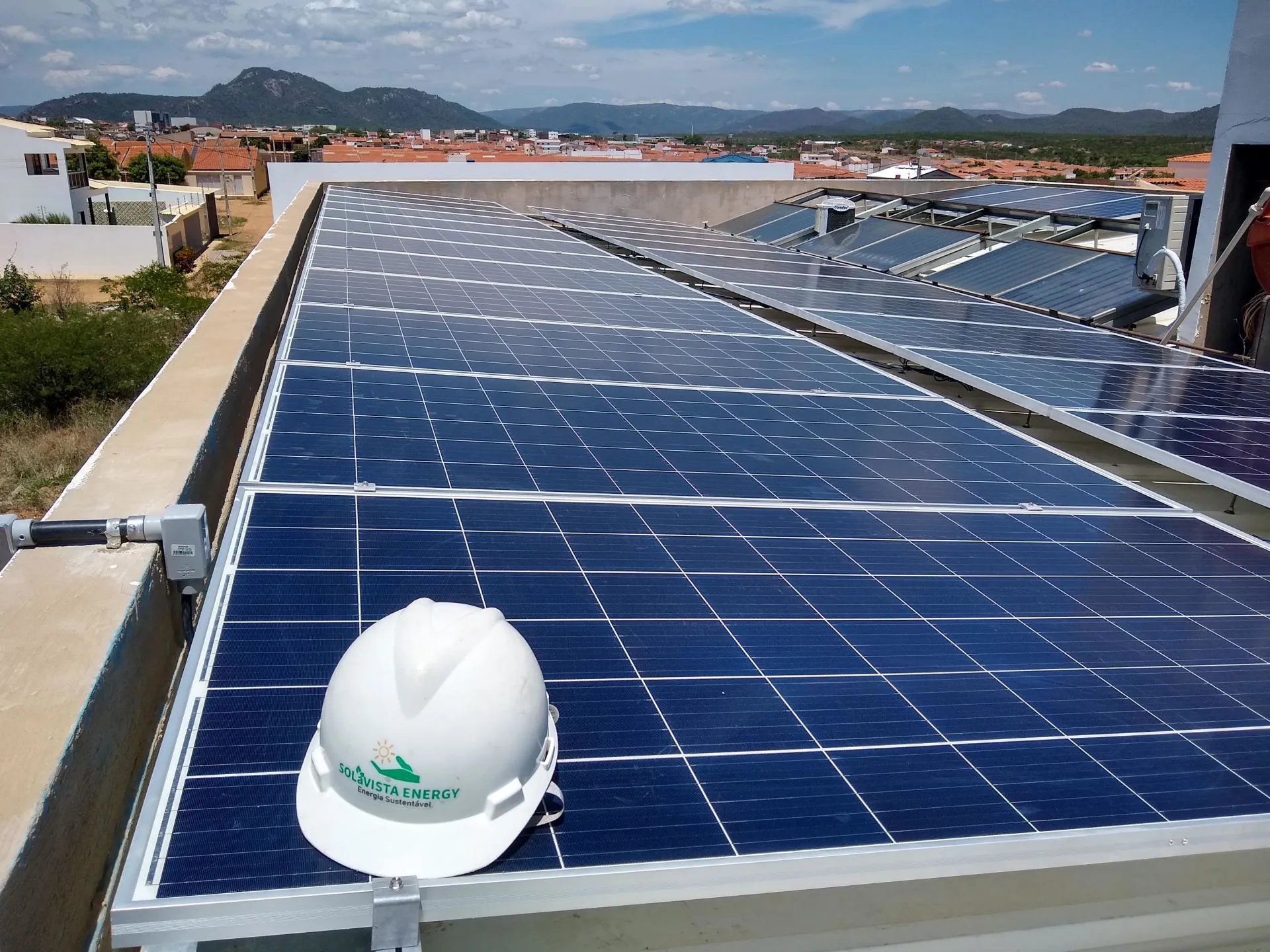 Sistema instalado no município de Serra talhada-PE. Composto por 32 módulos Solar Fotovoltaico de potência 330W e 08 Micro inversor APSystems-QS1. Com plataforma para monitoramento Online nivel módulo a módulo.