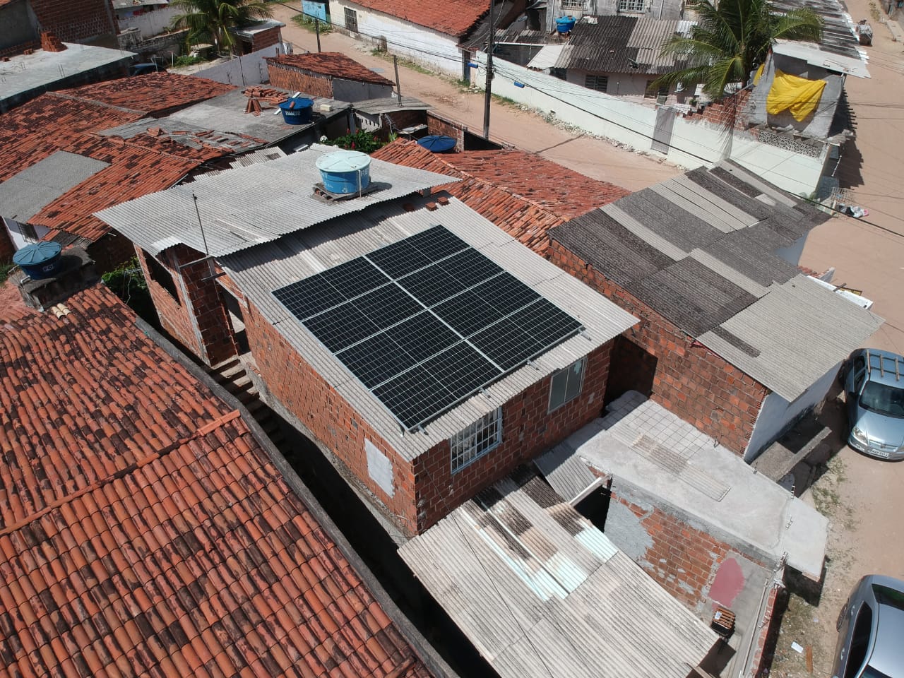 Sistema realizado no bairro, NOSSA SENHORA DO Ó. Composto por 08 módulos Solar Fotovoltaico de potência 435W e 02 Micro inversores APSystems. Com Plataforma para monitoramento Online.
