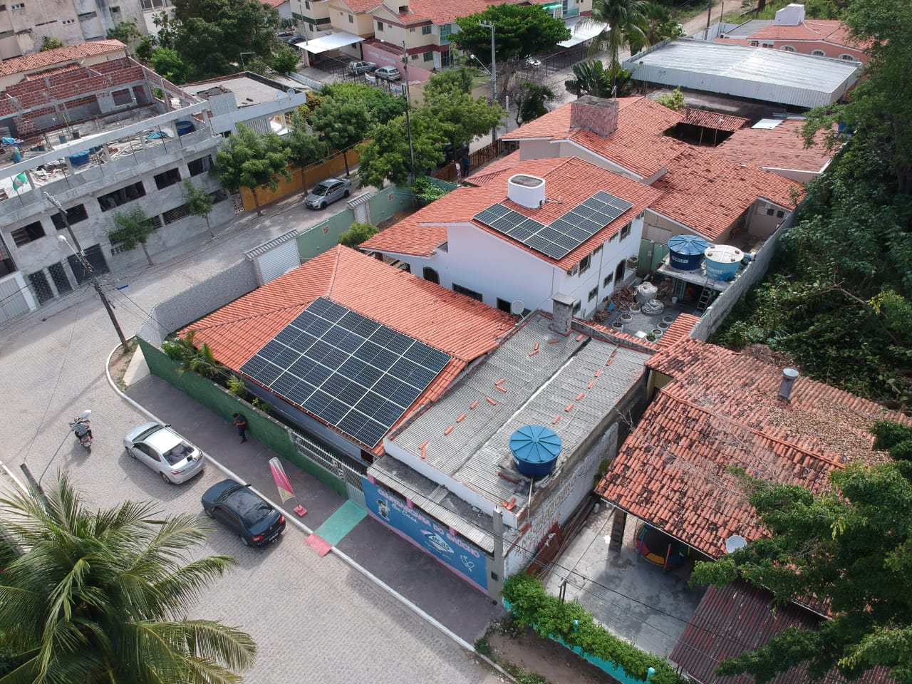 Sistema instalado no bairro Nossa Senhora do Ó, Paulista-PE. Composto por 32 módulos Solar Fotovoltaico de potência 405W e 16 Micro inversor APSystems-YC600. Com plataforma para monitoramento Online nível módulo a módulo.