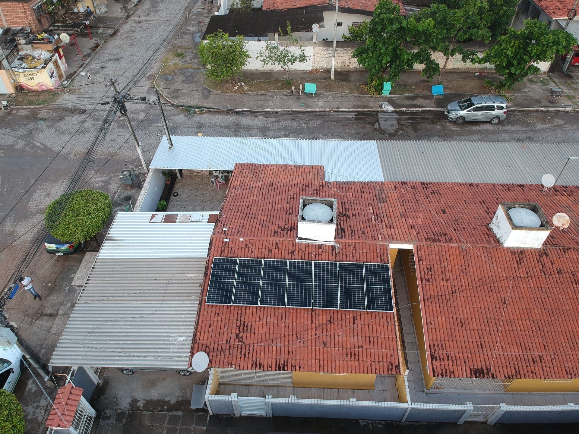 Sistema instalado no bairro de Jardim Atlântico, Olinda-PE. Composto por 07 módulos Solar Fotovoltaico de potência 385Wp e Micro inversor. Com plataforma para monitoramento Online nivel módulo a módulo.
