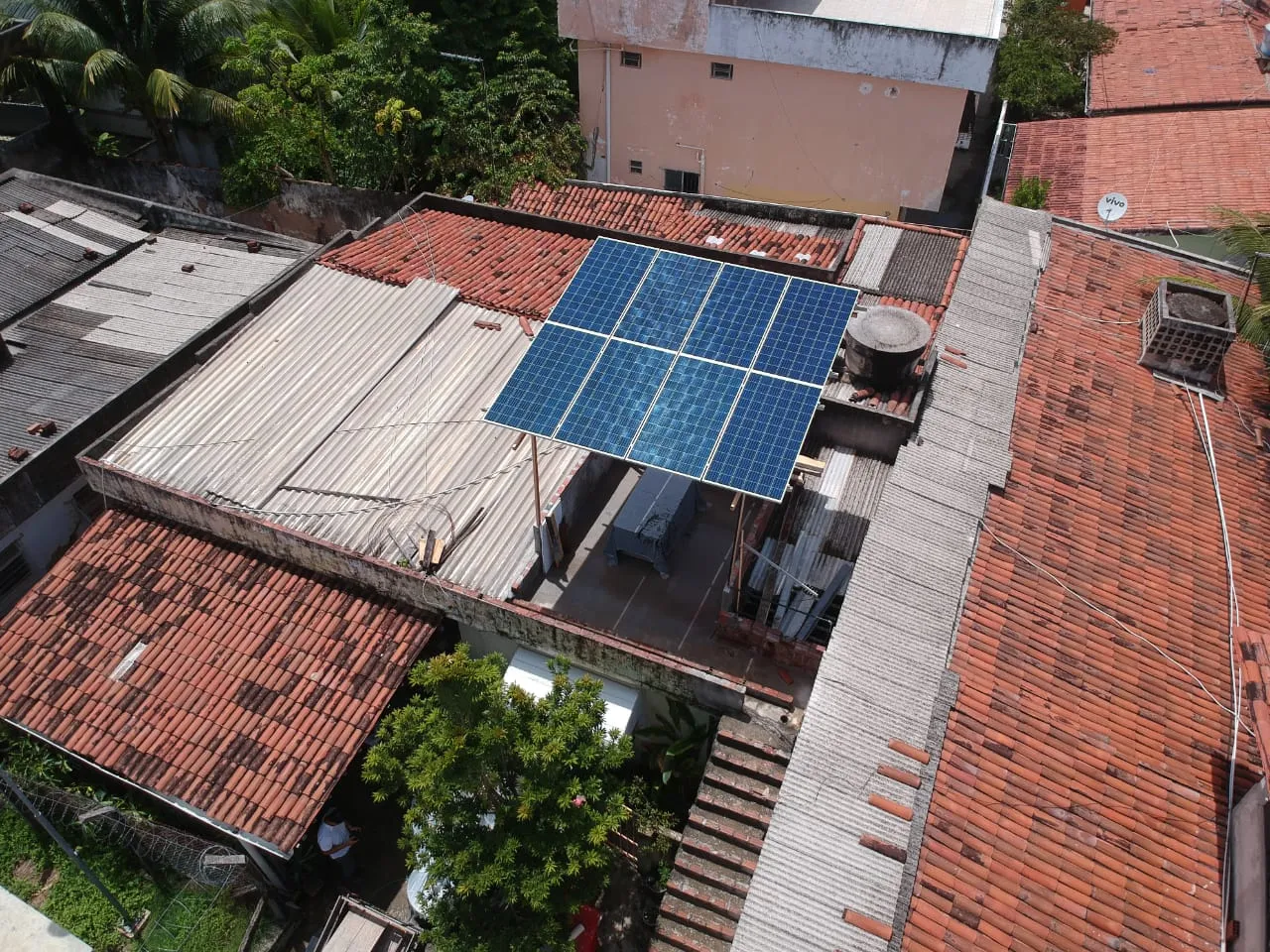Sistema instalado no bairro do Janga, Paulista-PE. Composto por 08 módulos Solar Fotovoltaico de potência 330W e 02 Micro inversor APSystems QS1. Com plataforma para monitoramento Online nivel módulo a módulo, como segue abaixo: