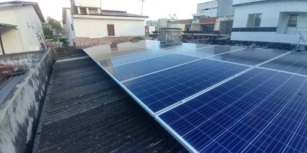 Sistema instalado no bairro Janga, Paulista-PE. Composto por 16 módulos Solar Fotovoltaico de potência 330 W e 04 Micro inversor APSystems-QS1. Com plataforma para monitoramento Online nivel módulo a módulo.