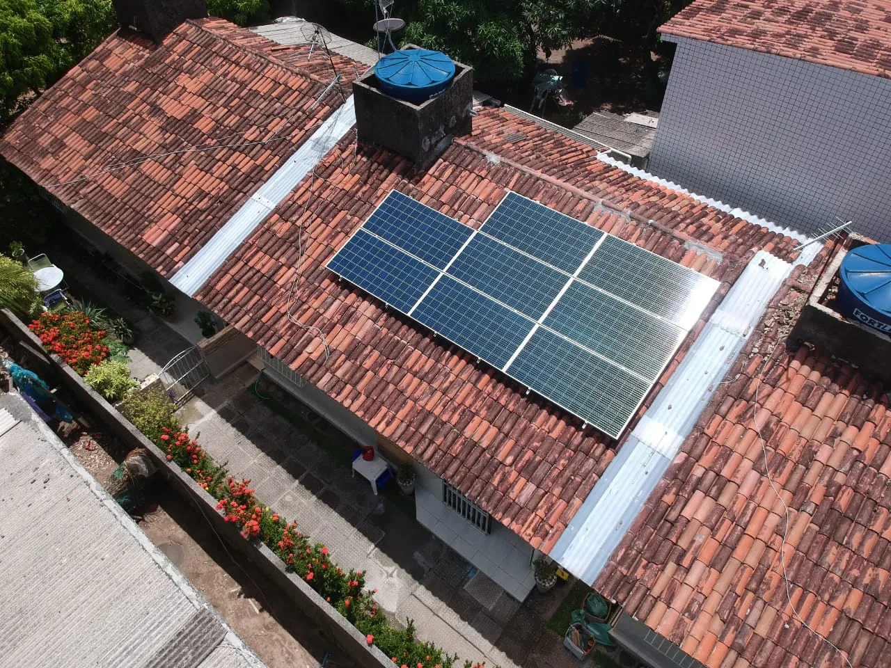 Sistema instalado no bairro Janga, Paulista-PE. Composto por 08 módulos Solar Fotovoltaico de potência 330W e 02 Micro inversor APSystems QS1.