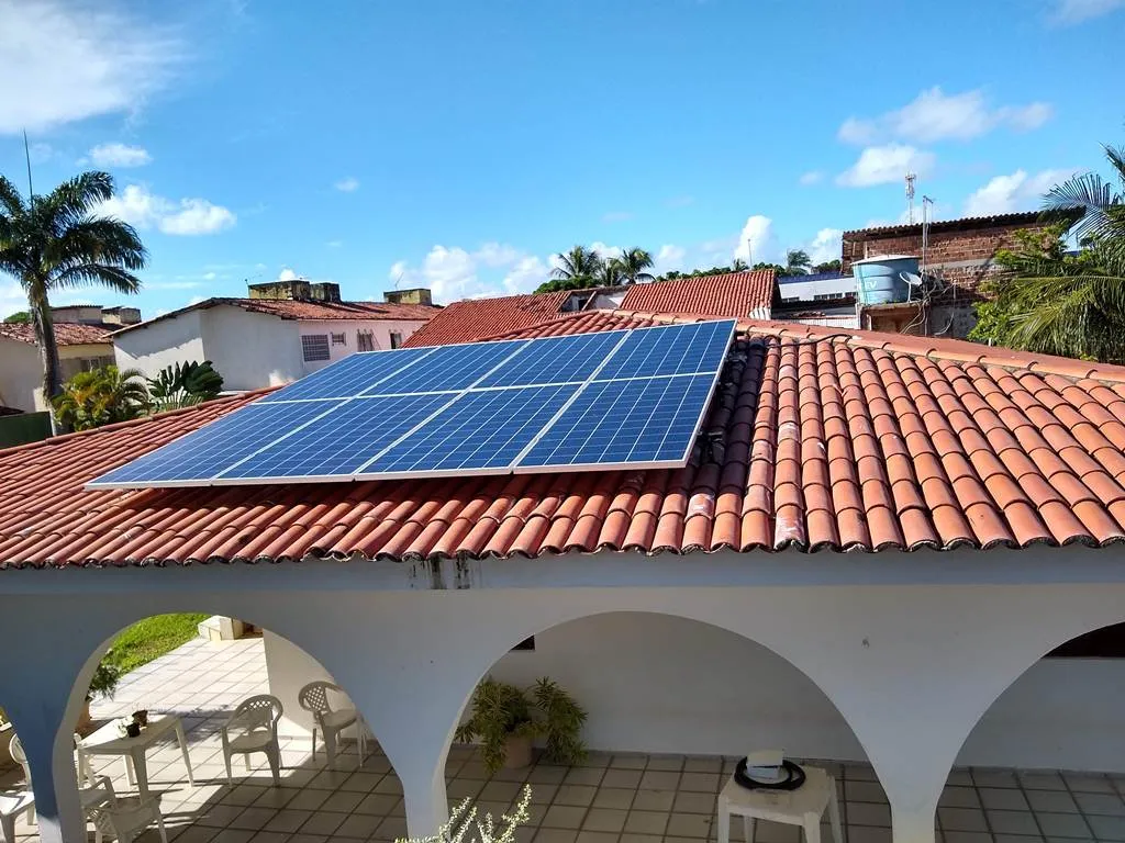 Sistema realizado no bairro Pau Amarelo, Paulista-PE. Composto por 20 módulos Solar Fotovoltaico de potência 330 W e 05 Micro inversores APSystems-YC1000. Com Plataforma para monitoramento Online nível módulo a módulo.