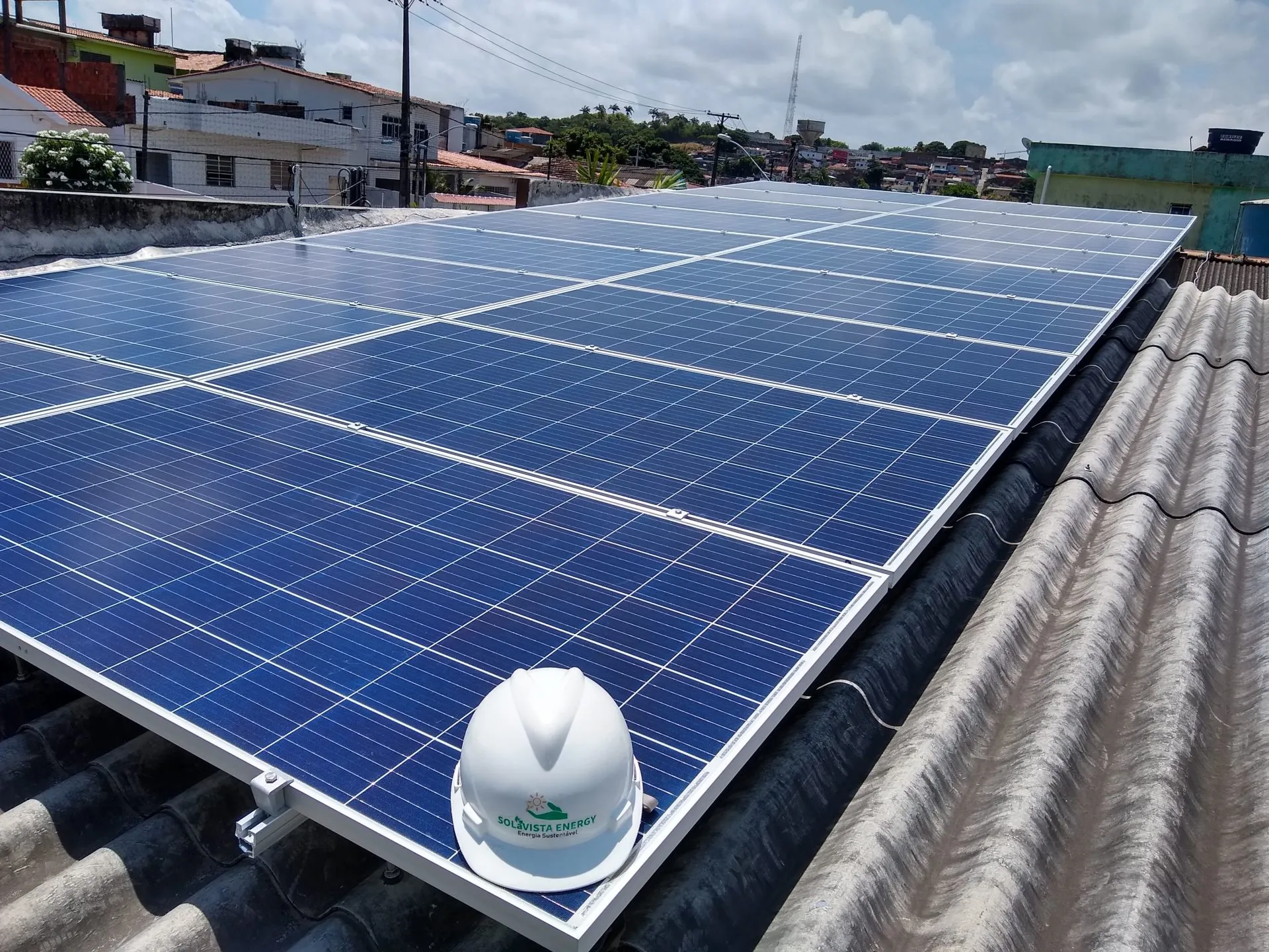Sistema instalado no bairro Cajueiro, Recife-PE. Composto por 18 módulos Solar Fotovoltaico de potência 330W e 05 Micro inversor APSystems-QS1. Com plataforma para monitoramento Online nivel módulo a módulo.