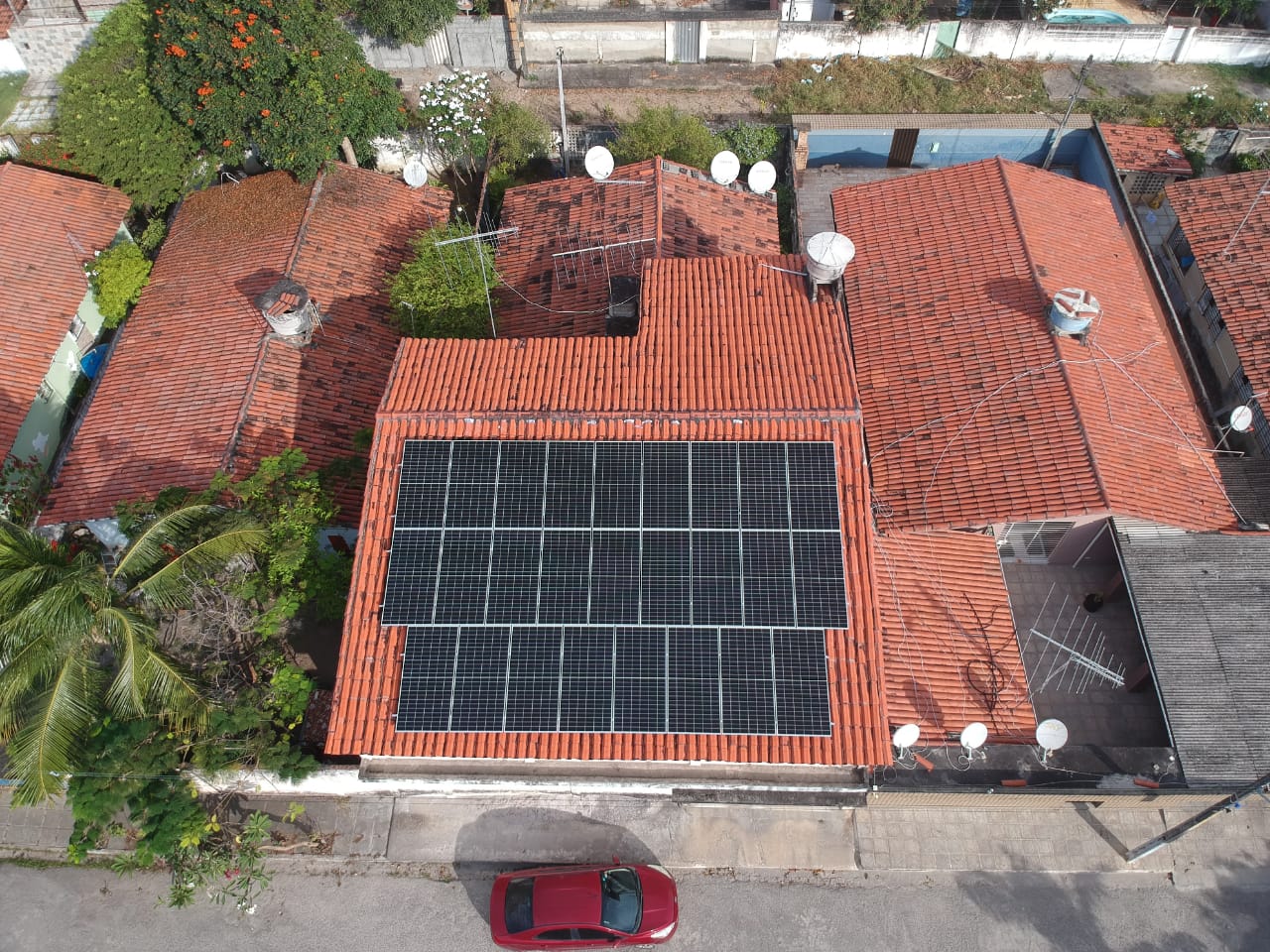 Sistema instalado no bairro Nossa Senhora do Ó, Paulista-PE. Composto por 26 módulos Solar Fotovoltaico de potência 425W e 13 Micro inversor APSystems-YC600. Com plataforma para monitoramento Online nível módulo a módulo.