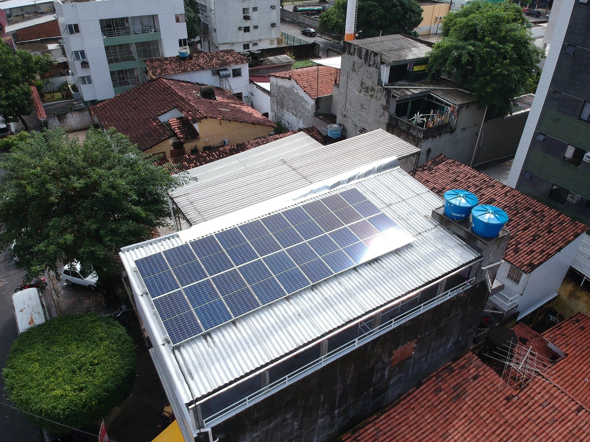 Sistema instalado no bairro de Arruda, Recife-PE. Composto por 20 módulos Solar Fotovoltaico de potência 425Wp e Micro inversor APSystems. Com plataforma para monitoramento Online nivel módulo a módulo.