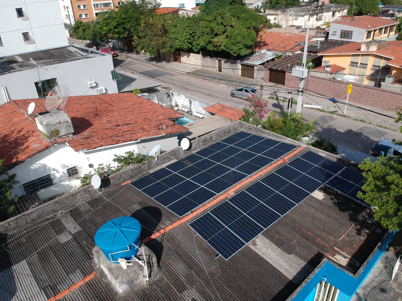 Sistema instalado no bairro do Janga - PE. Composto por 20 módulos Solar Fotovoltaico de potência 435W e 05 Micro inversor APSystems QS1. Com plataforma para monitoramento Online nivel módulo a módulo.
