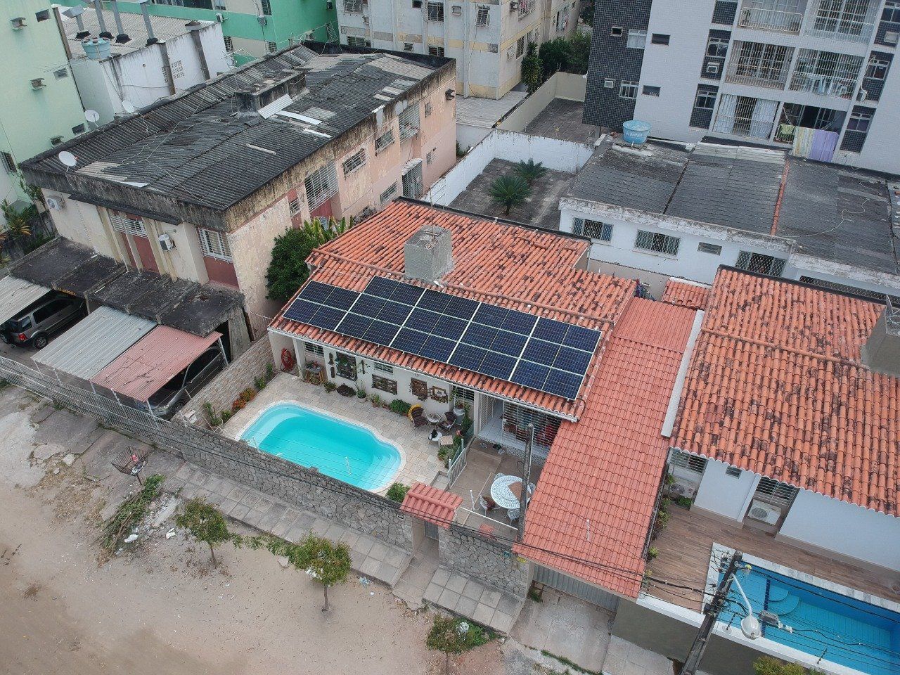 Sistema realizado no bairro, Jardin Atlântico - Olinda/PE. Composto por 14 módulos Solar Fotovoltaico de potência 435W e 04 Micro inversores APSystems. Com Plataforma para monitoramento Online.
