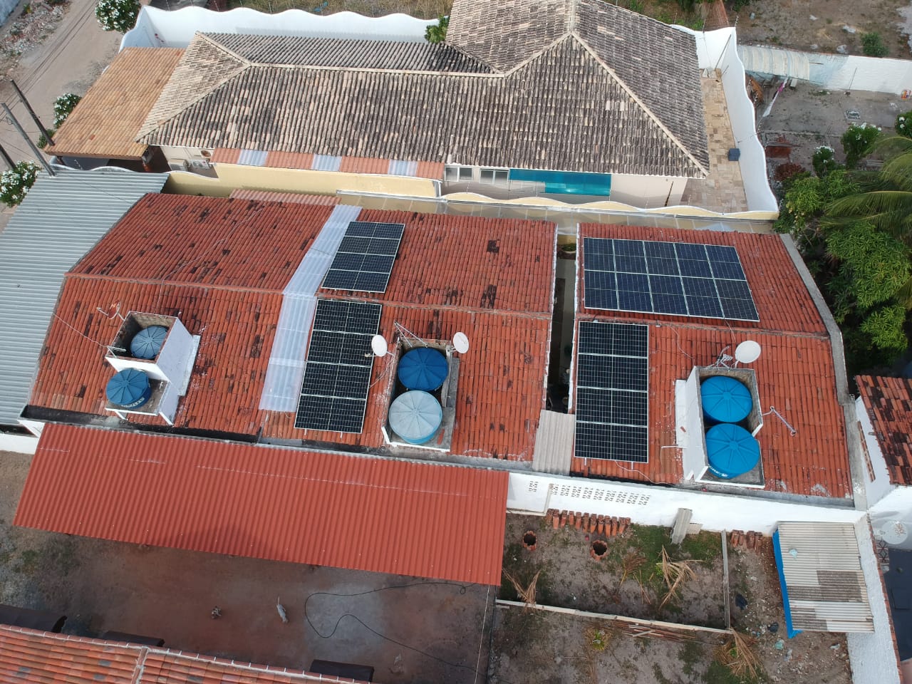 Sistema realizado no bairro, Nossa Senhora do Ó - Paulista/PE. Composto por 14 módulos Solar Fotovoltaico de potência 430W e 04 Micro inversores APSystems. Com Plataforma para monitoramento Online.