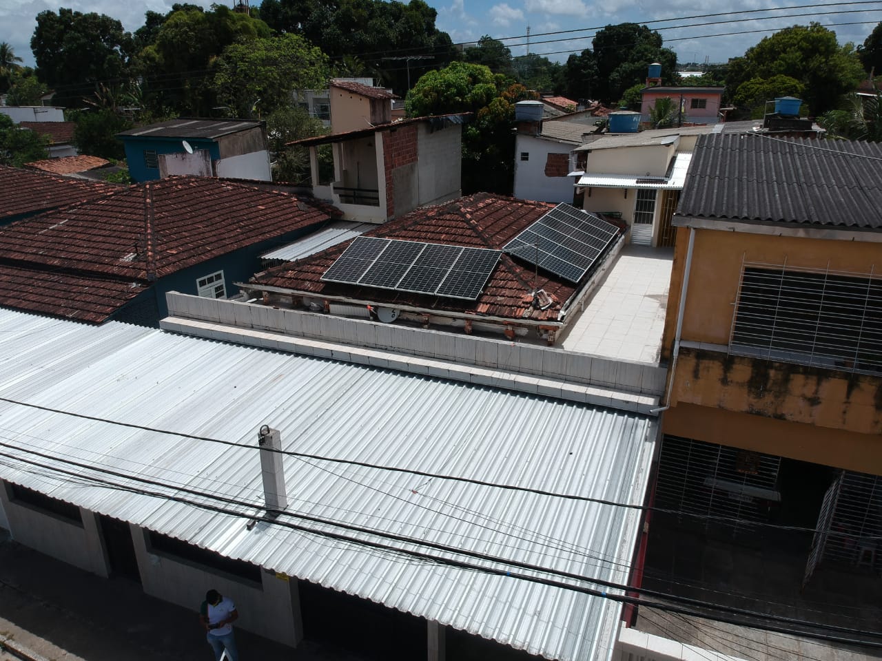 Sistema realizado no bairro, Jardin Atlântico - Olinda/PE. Composto por 14 módulos Solar Fotovoltaico de potência 430W e 04 Micro inversores APSystems. Com Plataforma para monitoramento Online.
