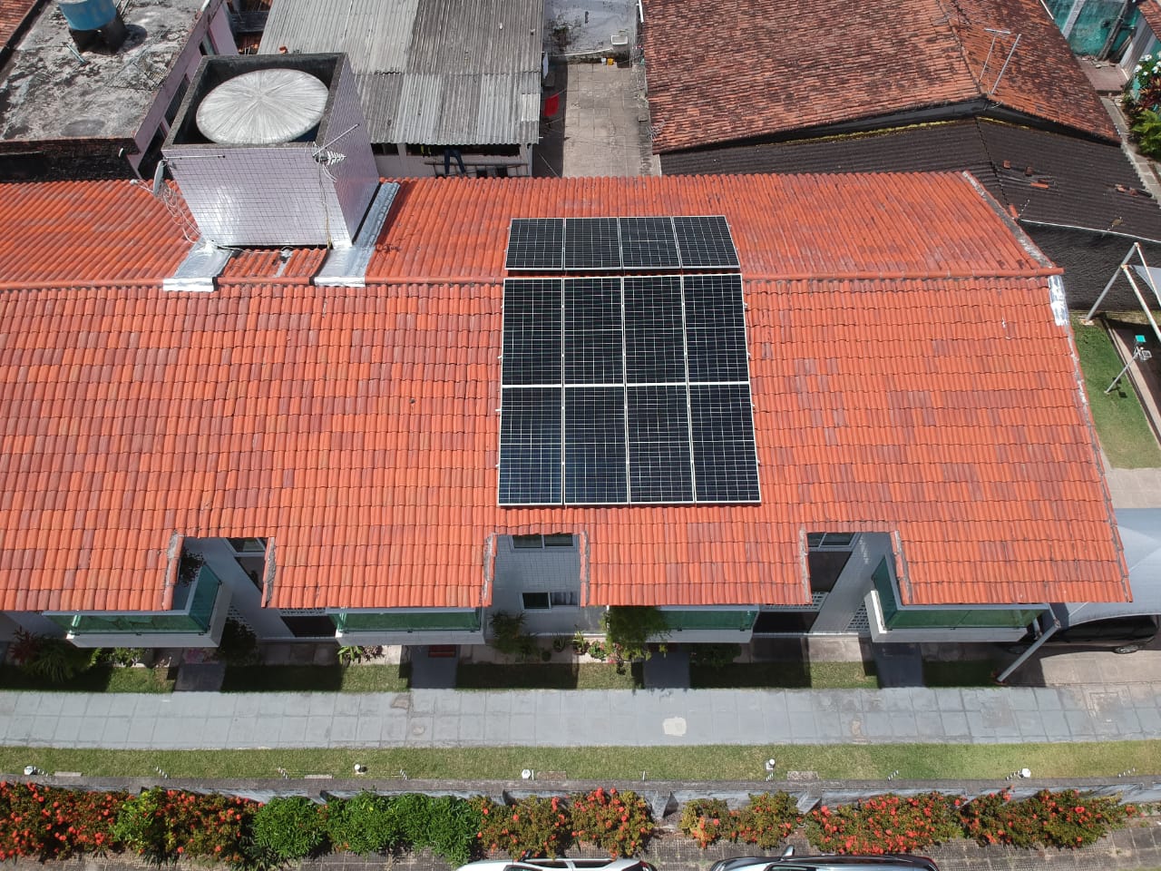 Sistema instalado no bairro Várzea, Recife-PE. Composto por 12 módulos Solar Fotovoltaico de potência 425W e 03 Micro inversor APSystems-QS1. Com plataforma para monitoramento Online nível módulo a módulo.