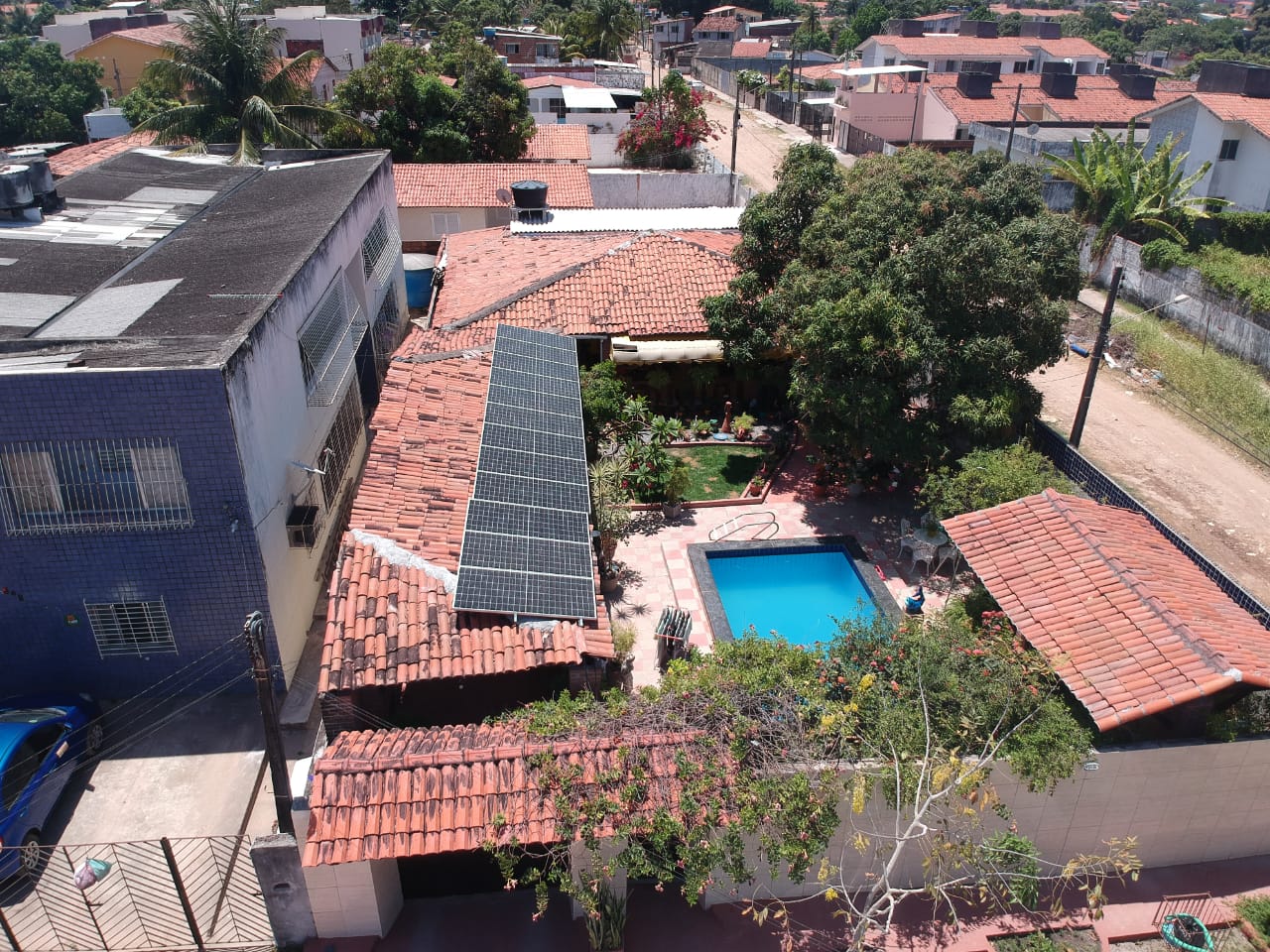 Sistema instalado no bairro Pau Amarelo, Paulista-PE. Composto por 12 módulos Solar Fotovoltaico de potência 425W e 06 Micro inversor APSystems-YC600. Com plataforma para monitoramento Online nível módulo a módulo.
