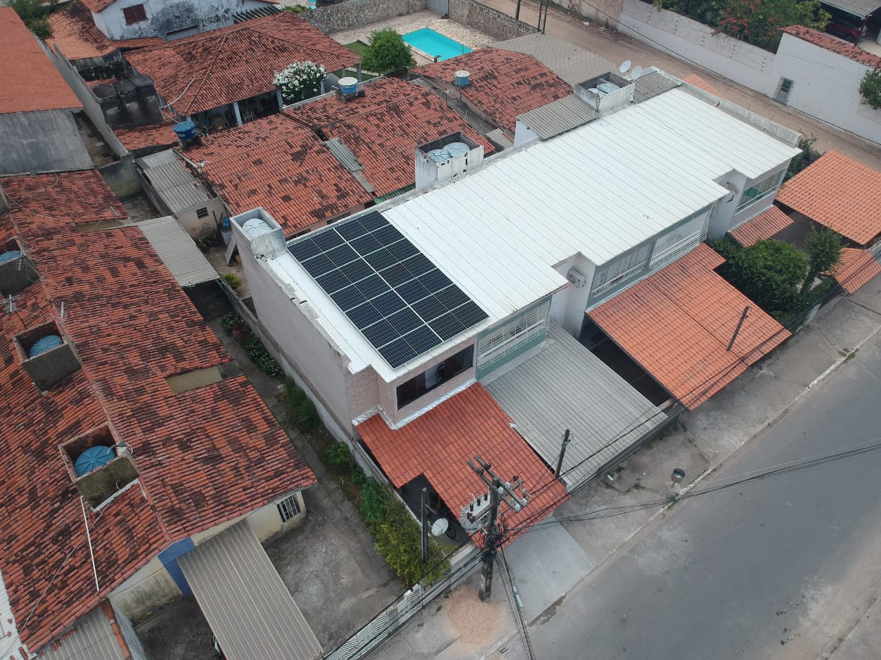 Sistema realizado no bairro do Pau Amarelo, Paulista-PE. Composto por 14 módulos Solar Fotovoltaico de potência 425W e 04 Micro Inversores Apsystems. Com Plataforma para monitoramento Online.