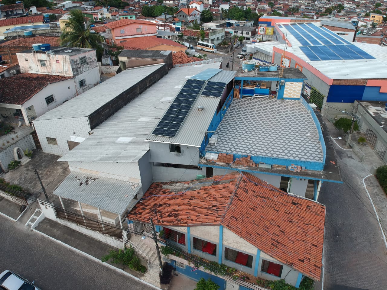 Sistema instalado no bairro Vila Torres Galvão, Paulista-PE. Composto por 21 módulos Solar Fotovoltaico de potência 405W e 11 Micro inversor APSystems-YC600. Com plataforma para monitoramento Online nível módulo a módulo.