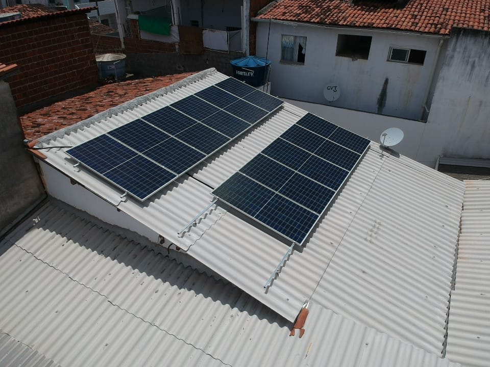 Sistema realizado no Rio Doce - Olinda/PE. Composto por 11 módulos Solar Fotovoltaico de potência 415W com 03 Micro Inversores APsytems. Com Plataforma para monitoramento Online.