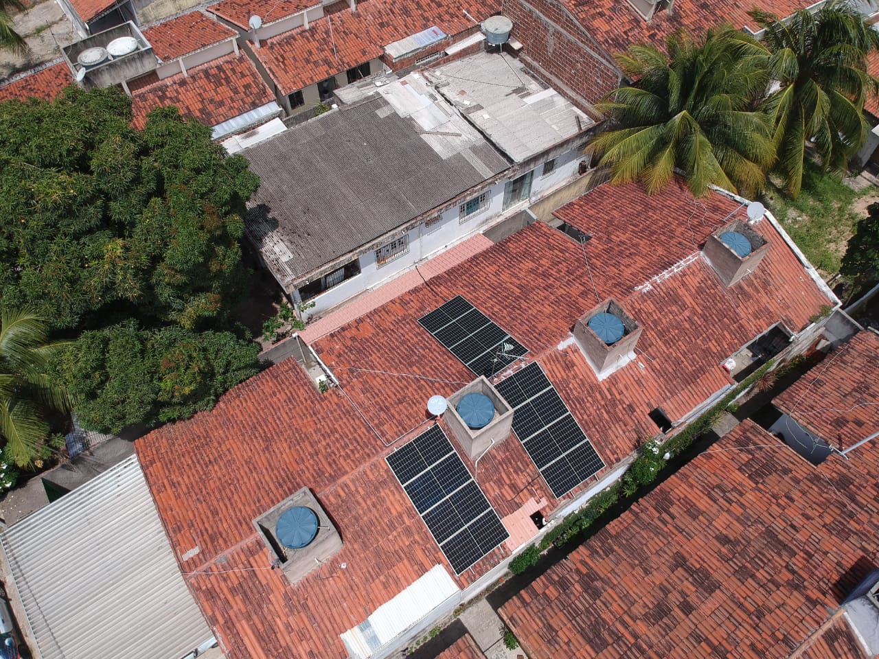 Sistema realizado no Janga - Paulista/PE. Composto por 12 módulos Solar Fotovoltaico de potência 450W com 03 Micro Inversores APsytems. Com Plataforma para monitoramento Online.