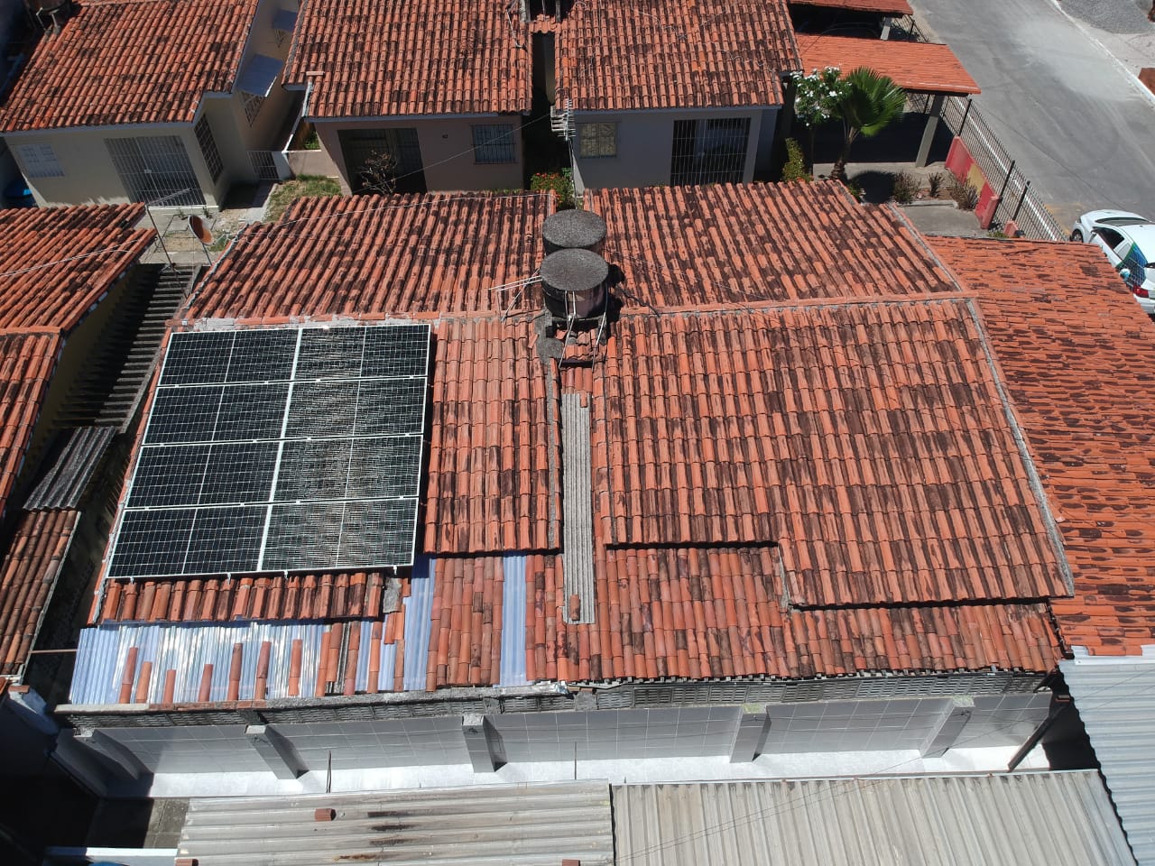 Sistema realizado no bairro, Janga- Paulista/PE. Composto por 08 módulos Solar Fotovoltaico de potência 440W e 02 Micro inversores Hoymilles. Com Plataforma para monitoramento Online.