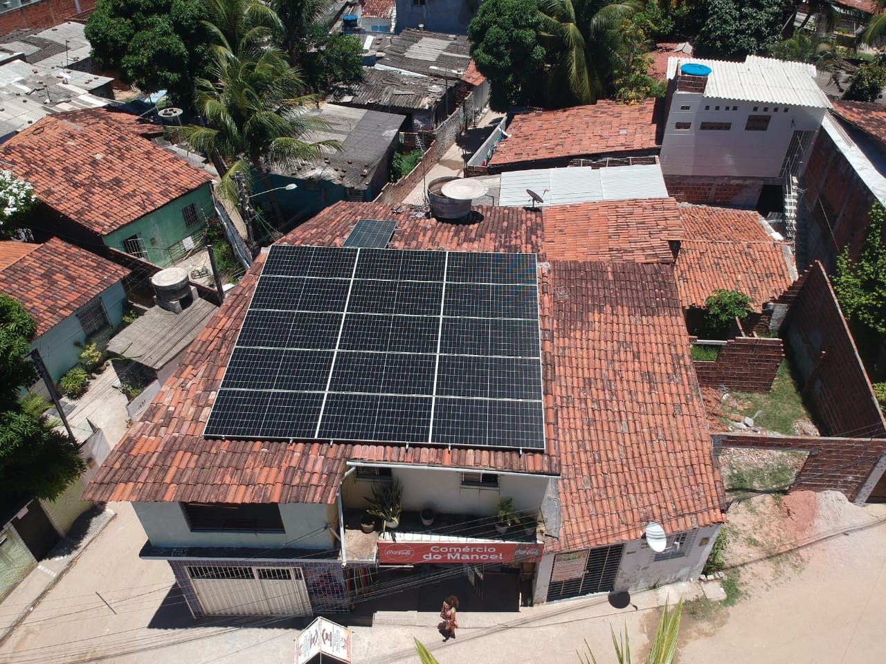 Sistema realizado no Janga - Paulista/PE. Composto por 16 módulos Solar Fotovoltaico de potência 535W com 04 Micro Inversores APsytems. Com Plataforma para monitoramento Online.