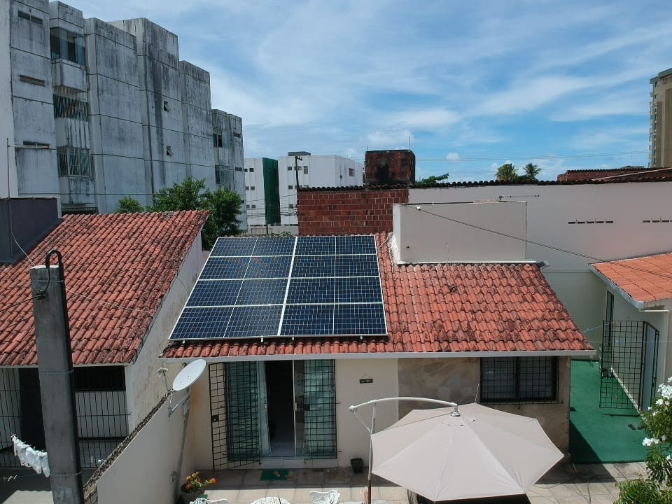 Sistema realizado no bairro do Pau Amarelo, Recife-PE. Composto por 08 módulos Solar Fotovoltaico de potência 415W e 02 Micro Inversores Apsystems. Com Plataforma para monitoramento Online.