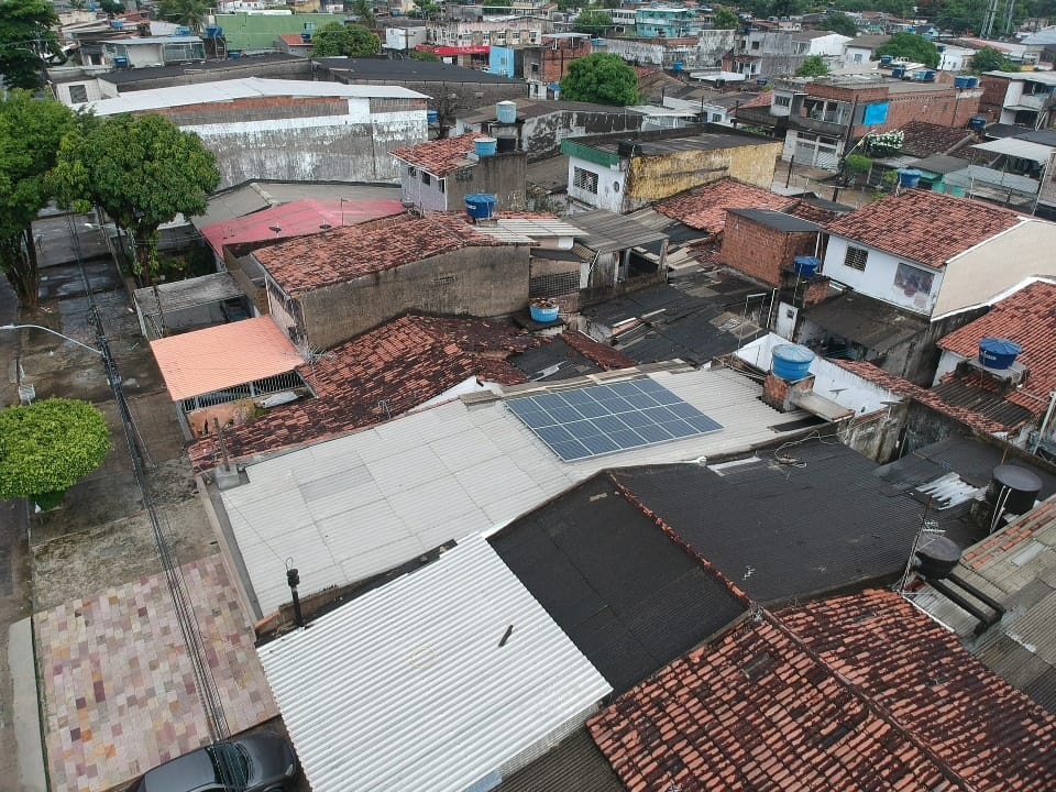 Sistema realizado no bairro, Engenho do Meio- Recife/PE. Composto por 12 módulos Solar Fotovoltaico de potência 415W e 03 Micro inversores APSystems. Com Plataforma para monitoramento Online.