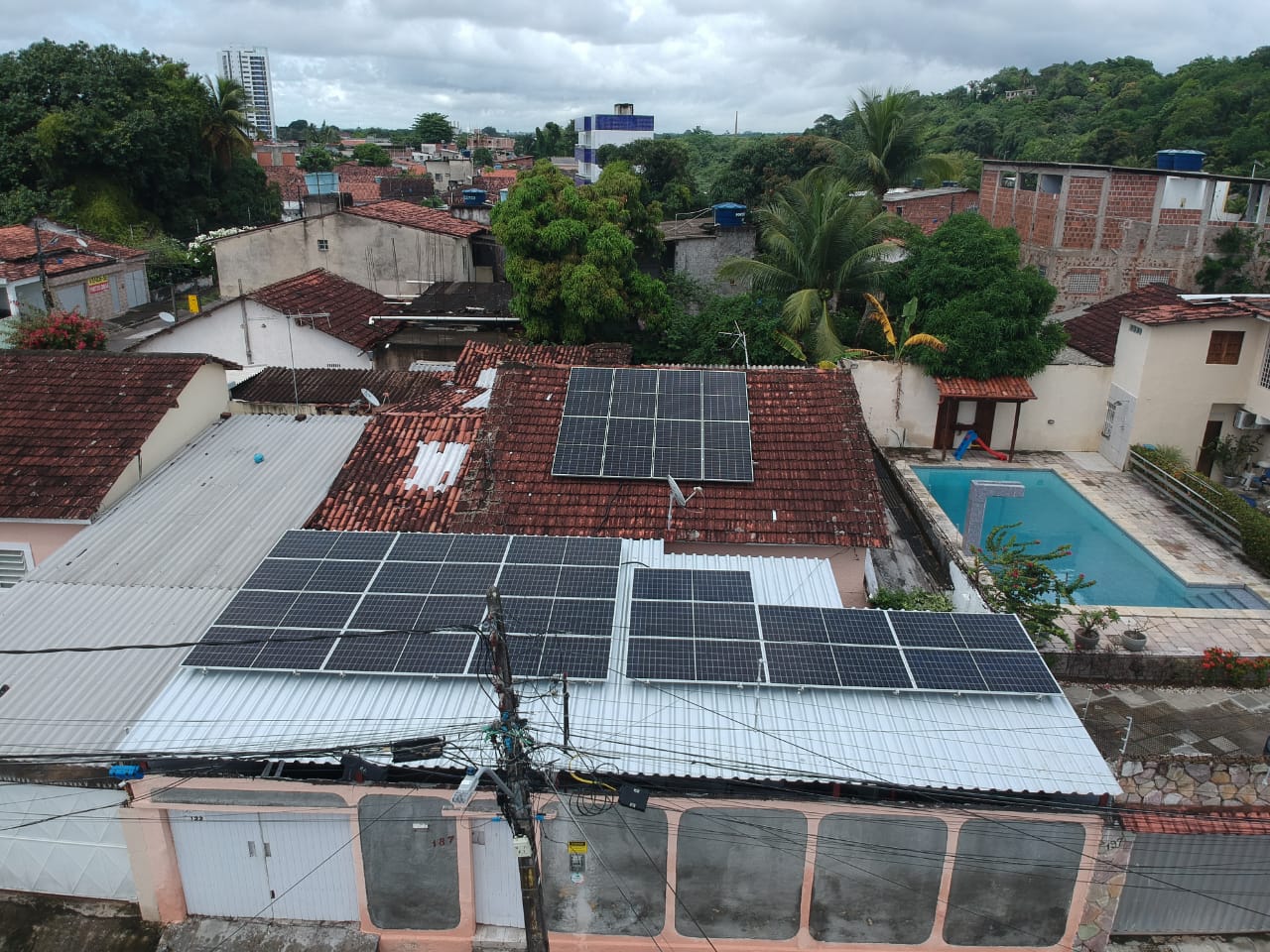 Sistema realizado no bairro do Varzea, Recife-PE. Composto por 27 módulos Solar Fotovoltaico de potência 405W e 07 Micro Inversores Hoymiles. Com Plataforma para monitoramento Online.