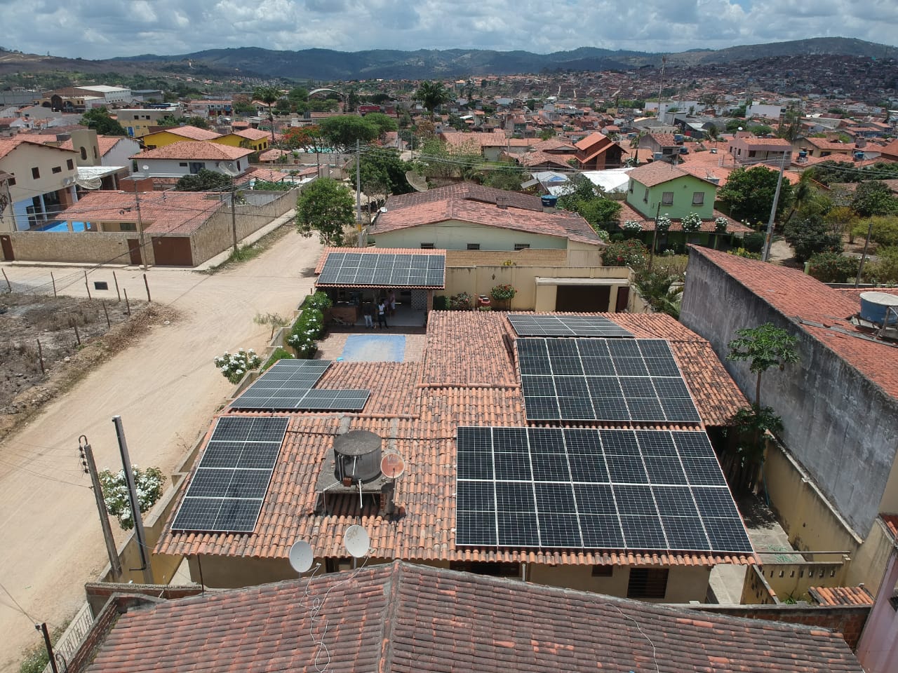 Sistema realizado no Santo Amaro, - Gravatá/PE. Composto por 60 módulos Solar Fotovoltaico de potência 425W e 30 Otimizadores de potência SOLAR EDGE. Com Plataforma para monitoramento Online.