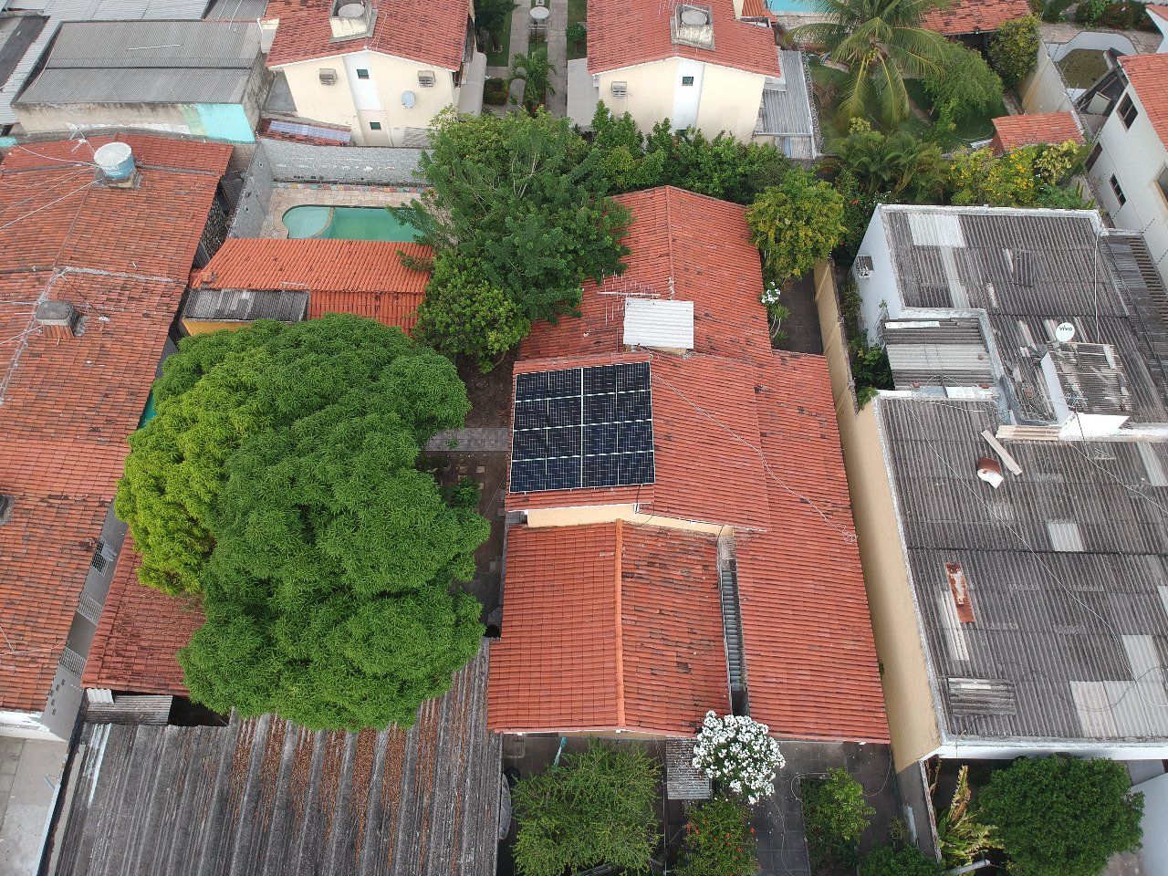 Sistema realizado no bairro do Janga, Paulista-PE. Composto por 08 módulos Solar Fotovoltaico de potência 535W e 02 Micro Inversores APsystems. Com Plataforma para monitoramento Online.