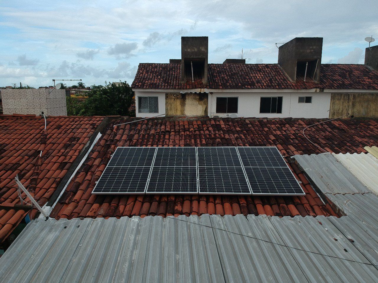 Sistema instalado no bairro Pau Amarelo, Paulista-PE. Composto por 04 módulos Solar Fotovoltaico de potência 440W e 01 Micro inversor Hoymiles. Com plataforma para monitoramento Online nível módulo a módulo.