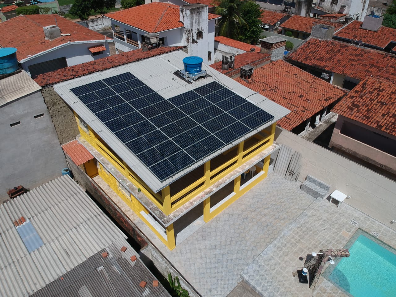 Sistema instalado no bairro Nossa Senhora da Conceição, Paulista-PE. Composto por 28 módulos Solar Fotovoltaico de potência 415W e 07 Micro inversor APSystems-QS1. Com plataforma para monitoramento Online nível módulo a módulo.